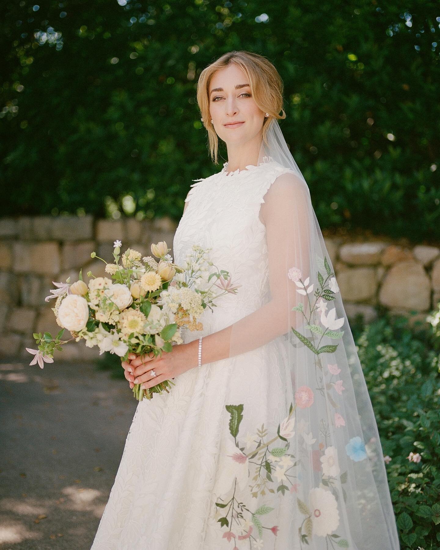 Bridal moments from Megan&rsquo;s wedding day. 🌸

Photography: @kellybrownweddings 
Beauty: @pagebeauty 
Floral Design: @mooncanyon 
Venue: @sanysidroranch