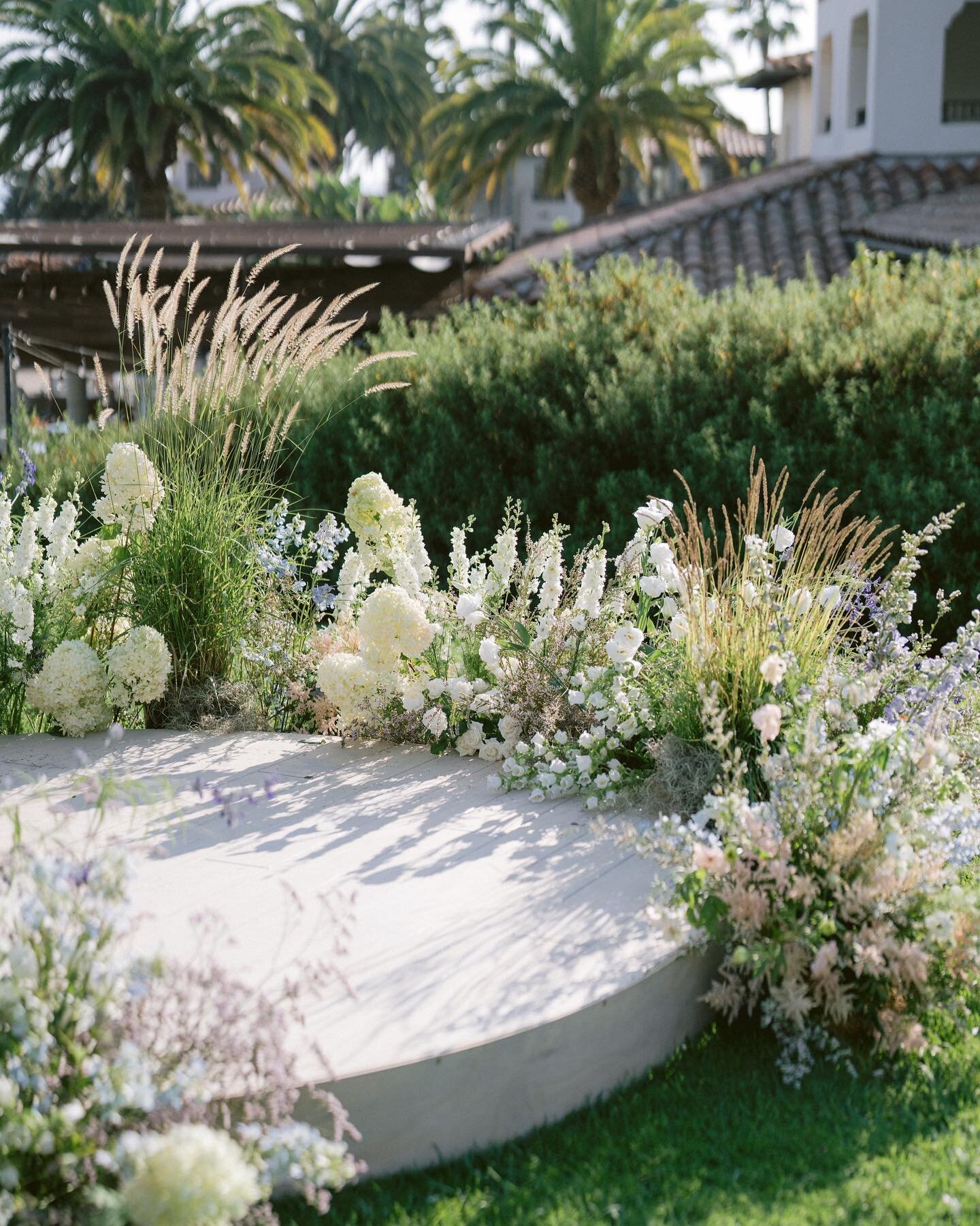 When we were creating Kelley &amp; Ben&rsquo;s wedding aesthetic words of design reference included Coastal Chic, Timeless, and Fun. 🌊 Swipe to see their oceanside ceremony at @ritzcarltonbacarasb photographed by @michellebeller.

Event Design &amp;