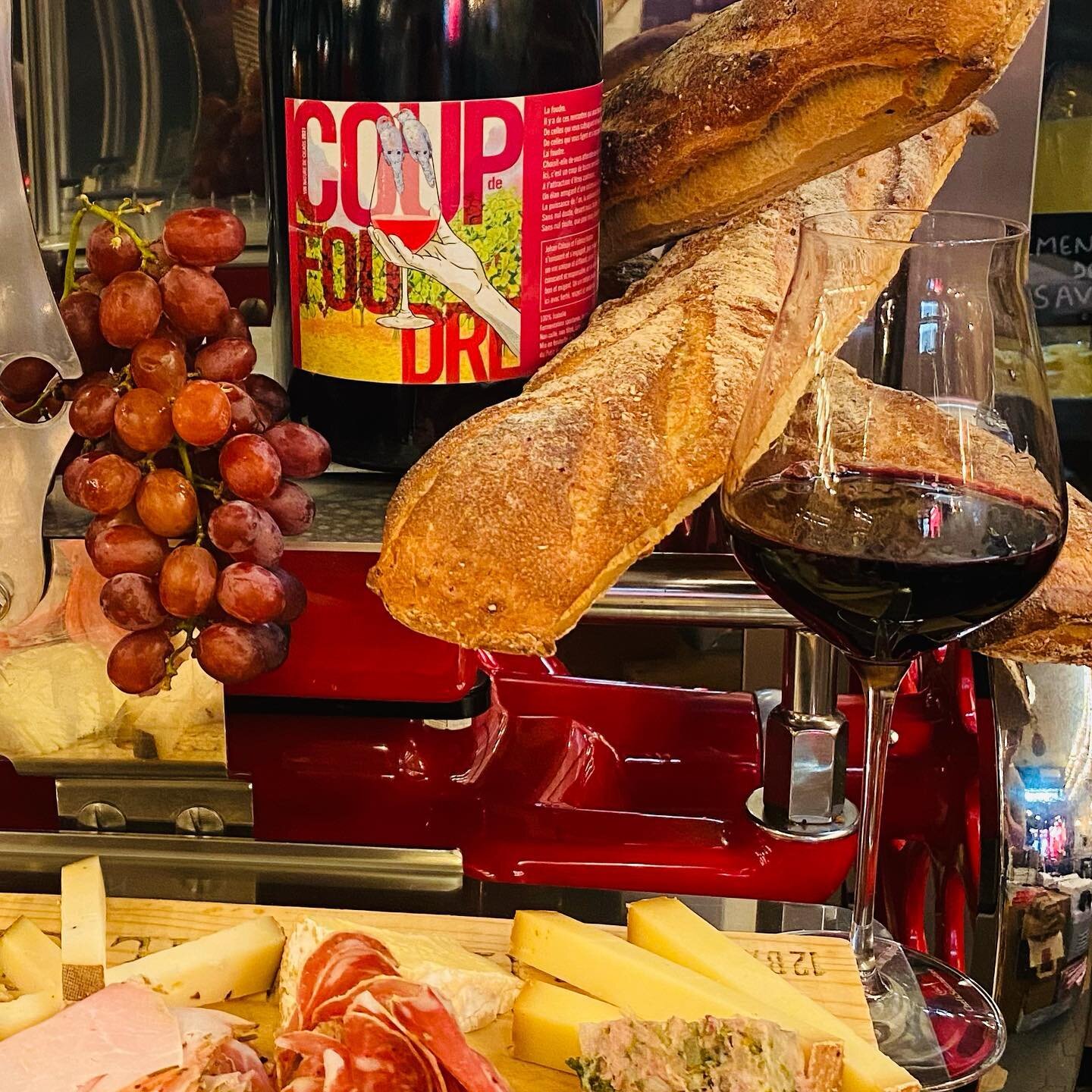 Envie d&rsquo;un #coupdefoudre ?
Alors venez nombreux DEMAIN 🗓
Venez d&eacute;couvrir l&rsquo;univers artistique de 2 ph&eacute;nom&egrave;nes
👉 @guillaumeguillaume1234 
👉 @mistake_tattoo
&hellip;
Autour d&rsquo;un bon verre de vin 🍷
D&rsquo;une 