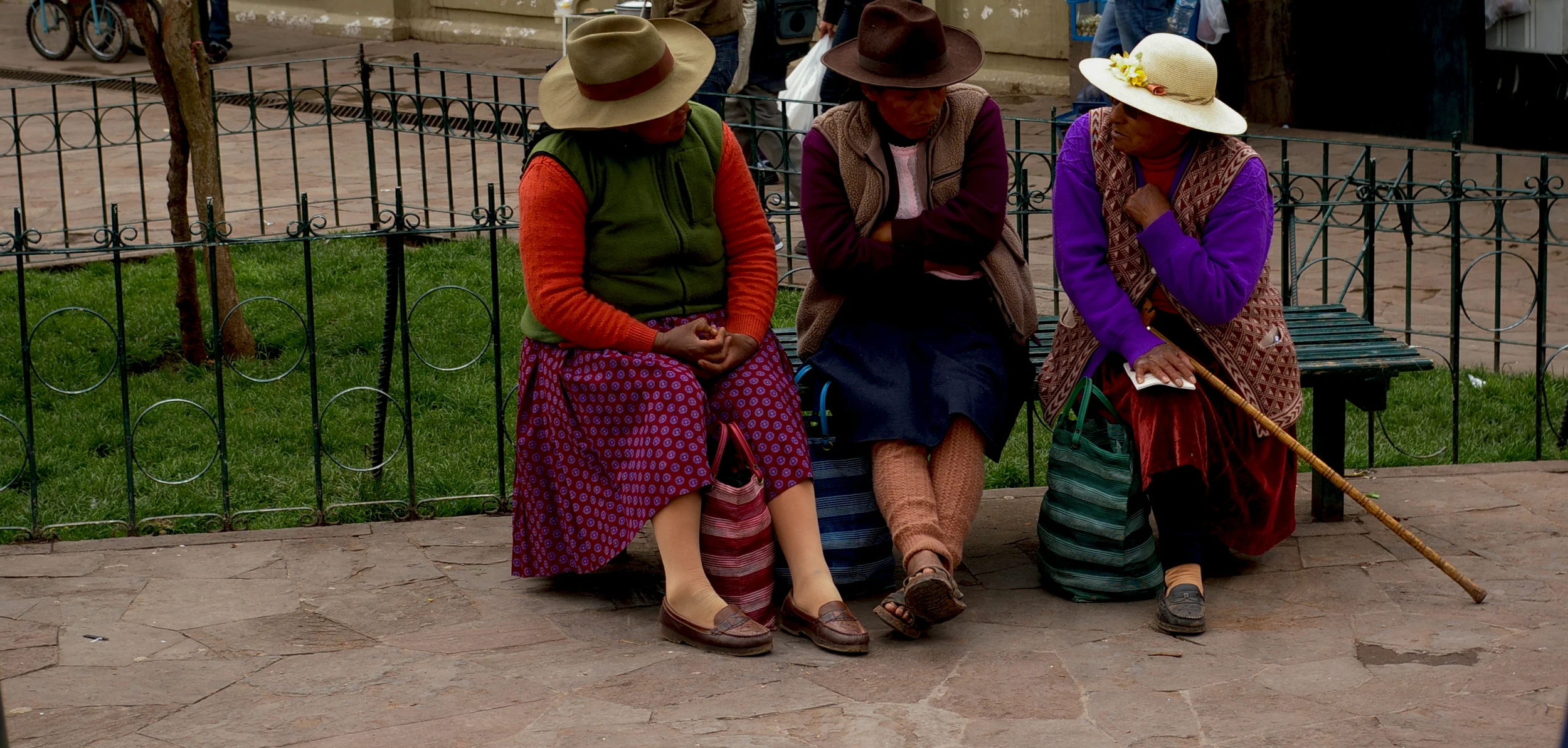 Cuzcowomenbench.jpg
