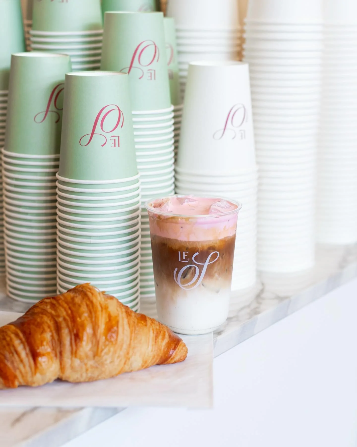 📍 @leshop.fl , St. Armands Circle in Sarasota ✨

Chic, charming, and effortlessly cool, this perfect spot is serving up the most delicious coffee, matcha, pastries and more. It even turns into a wine bar in the evening, giving all the European caf&e