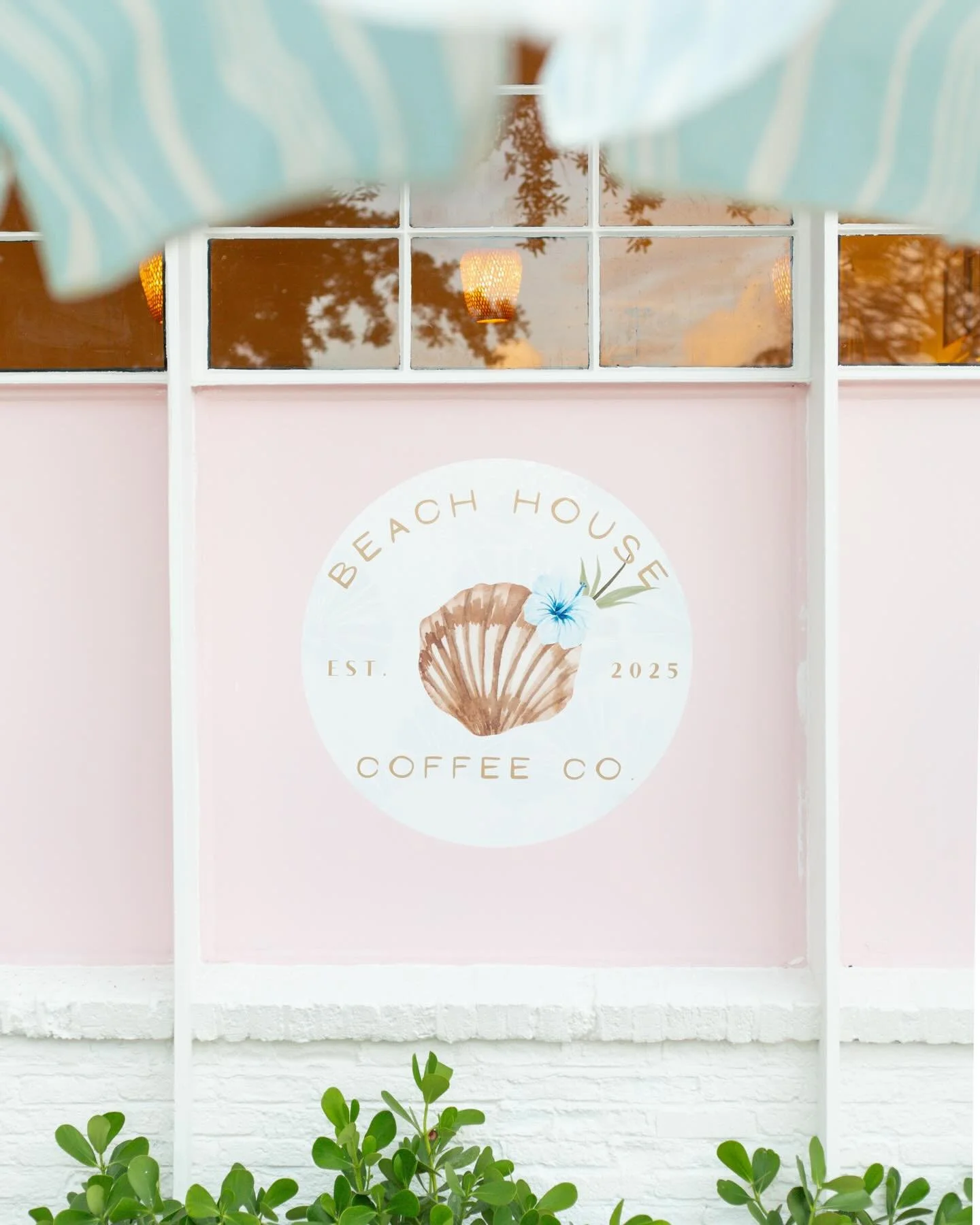 Tampa&rsquo;s newest coffee shop is officially open and it has all the vibes I love! Coastal theming, the color palette of my dreams and all the good coffee &amp; matchas 🥥🌴🌊

You must go and check out @beachhousecoffee