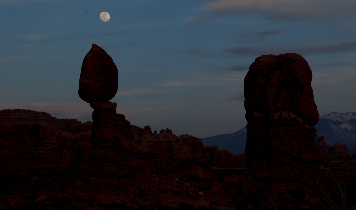 The RAW Image SOOC 2 stops under exposed - Image by Larry Simpson