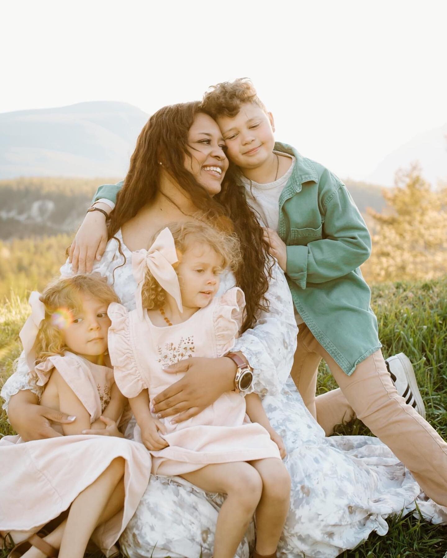 Let&rsquo;s make Auntie photo shoots a thing k? There never was an Auntie who deserved her own photos with her nieces and nephew more than this angel on earth 🙏 We live you sooo much Auntie Jojo! Thanks for everything you do! Xoxo 
.
.
.
#auntylove 