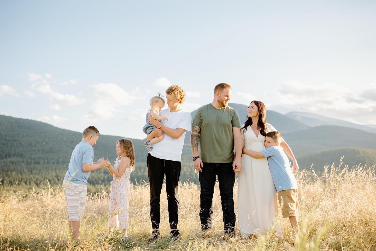 We love a big family around here 👌🏽
.
.
.
#family #familysession #kimberleyphotographer #cranbrookphotographer #bcfamilyphotographer #bigfamily #bigfamilylife #motherhood #familyphotos #familypictures