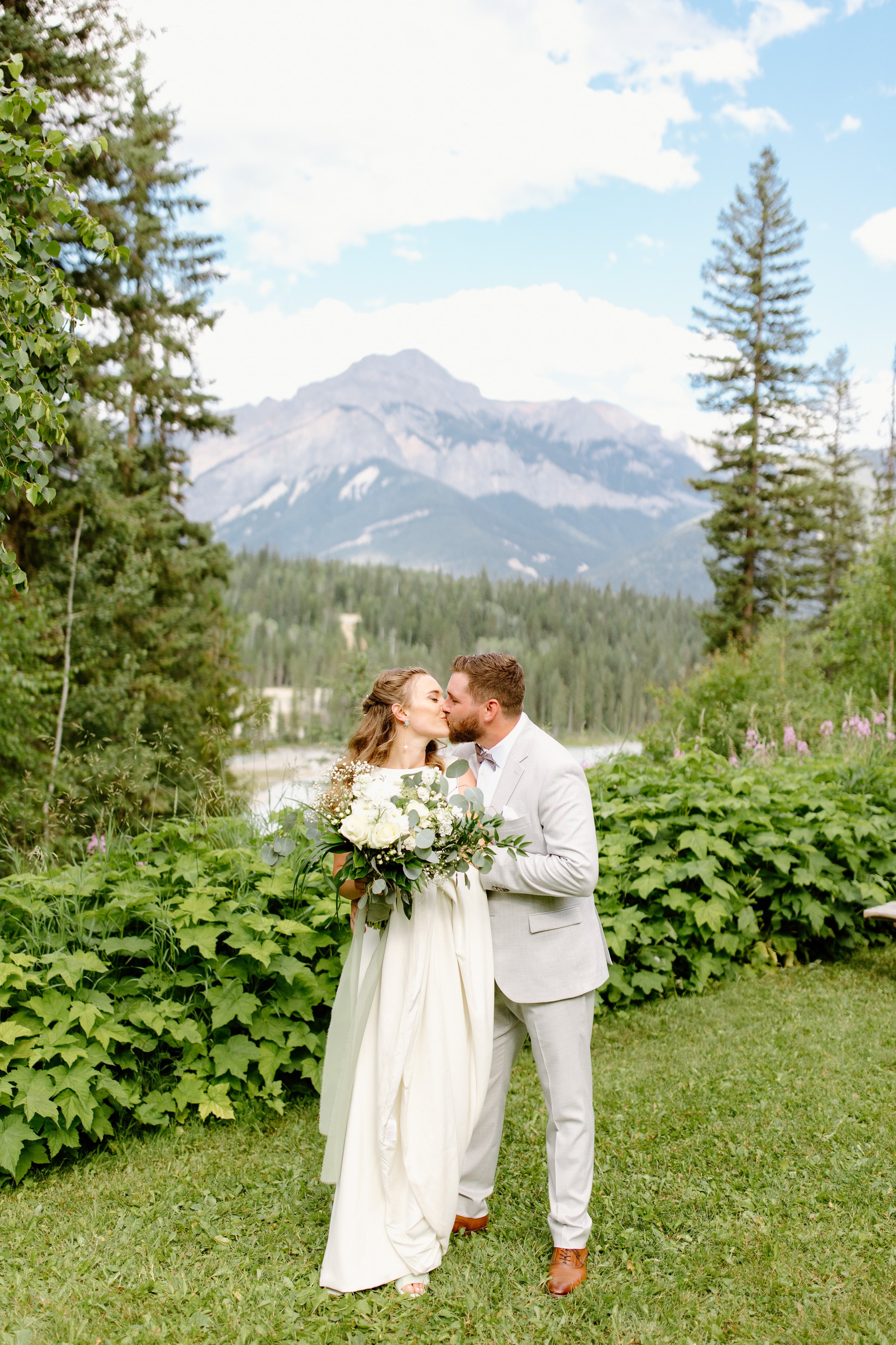 hillside-lodge-golden-bc-wedding-97.jpg