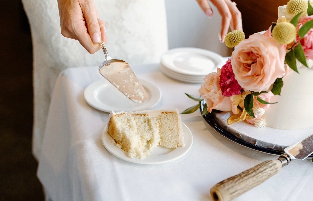 I shoot weddings for the tears but I stay for the cake&hellip;👀 🍰 
.
.
.
#kimberleybc #cranbrookbc #ferniebc #kimberleyphotographer #cranbrookphotographer #ferniephotographer #kimberleybcphotographer #cranbrookbcphotographer #kimberleyfamilyphotogr