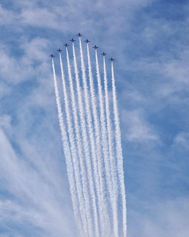 24 military jets including the  @usnavyblueangels @afthunderbirds @f35demoteam @rafredarrows flew over the Hudson River this morning to kick off the @newyorkairshow 🇺🇸🇬🇧
The NYPD Aviation Unit showing off their close formation flying skills as we