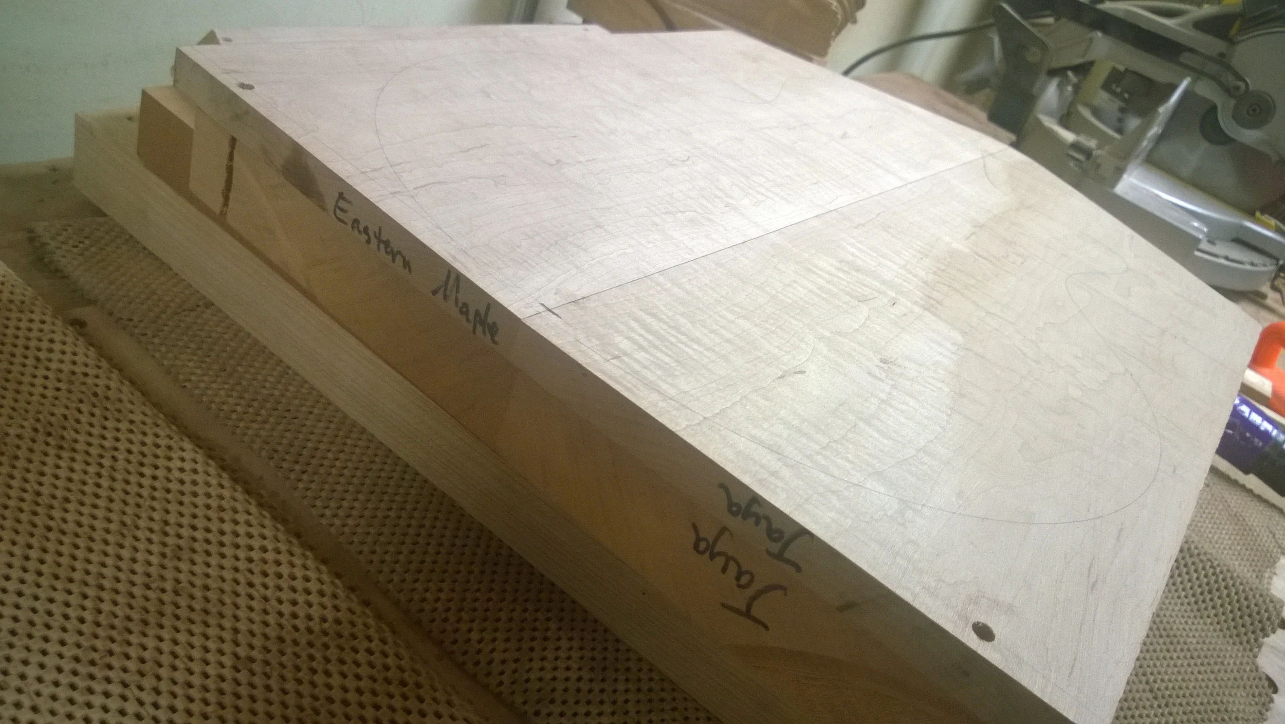 Eastern Maple top and Mahogany body, recipe for TONE!