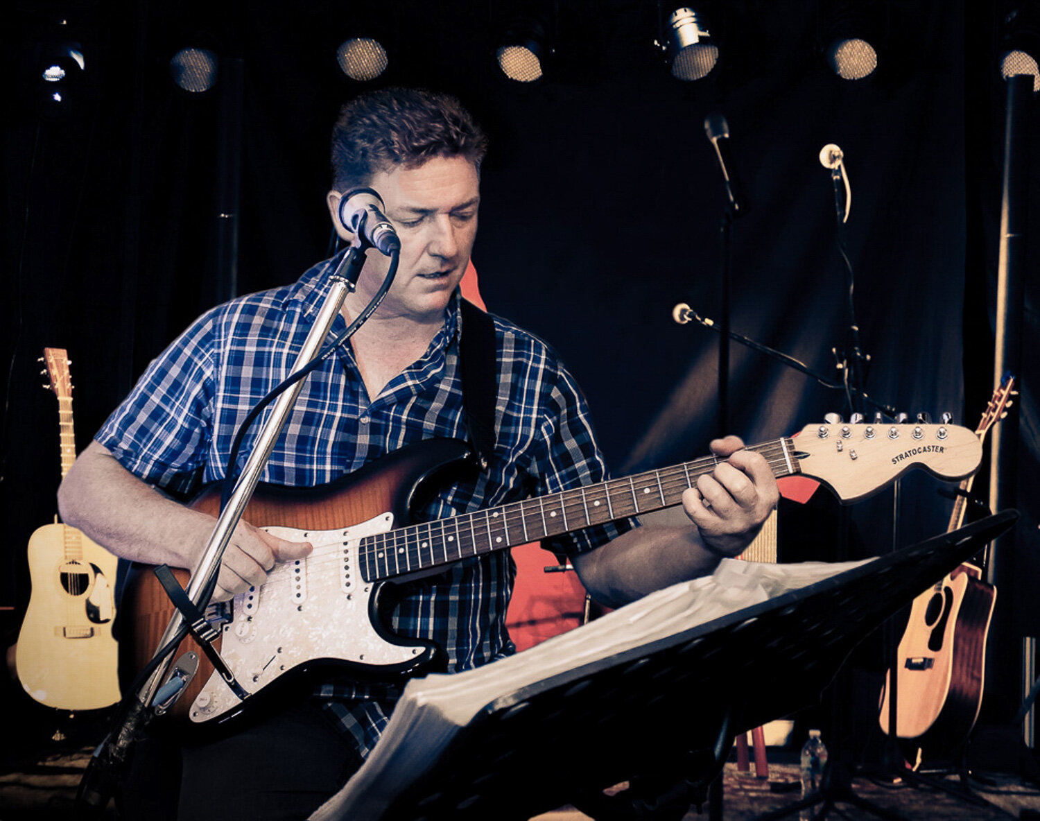 Andy Mayne performing solo guitar in Bondi Sydney