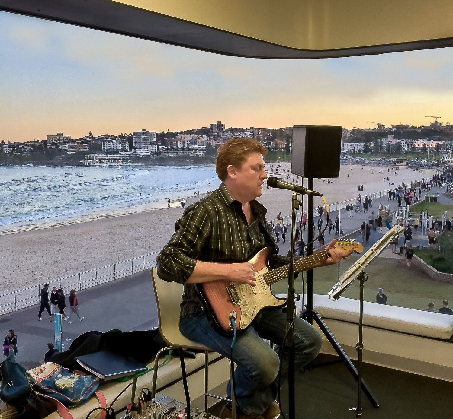 Andy Mayne  playing solo guitar at the Bondi Life Savers Club