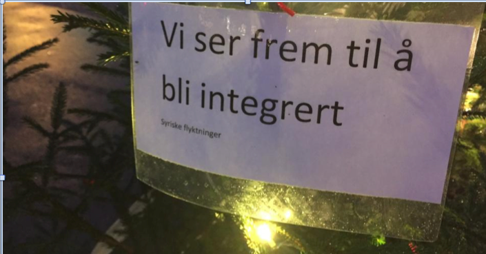 Foto: Skjermdump fra Agderposten i forbindelse med syriske flykningers "juletreaksjon" i Arendal 2015.