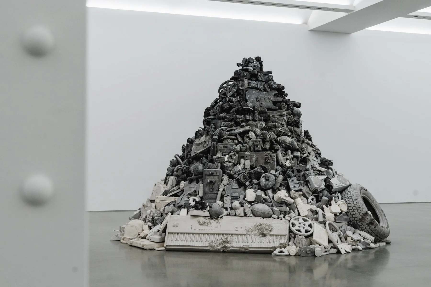 https_%2F%2Fhypebeast.com%2Fimage%2F2018%2F09%2Fdaniel-arsham-3018-20.jpg
