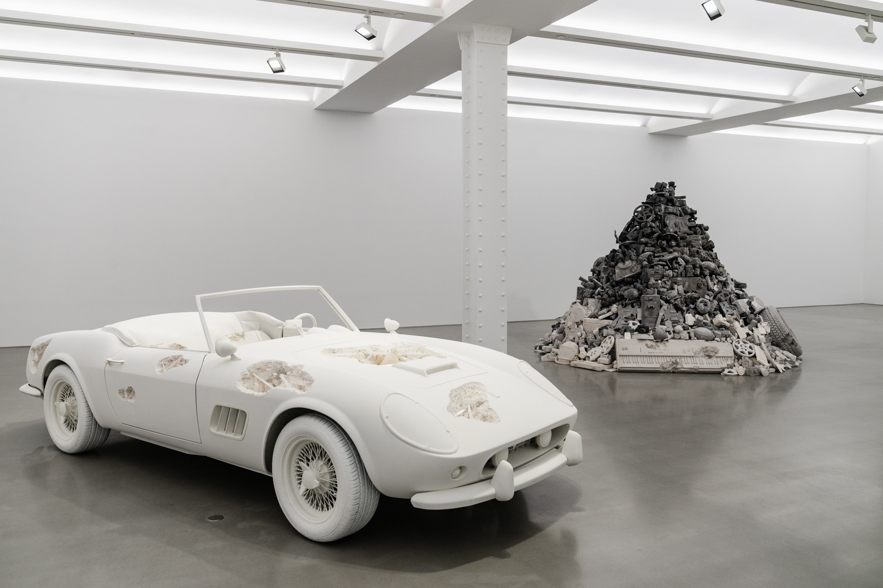 https_%2F%2Fhypebeast.com%2Fimage%2F2018%2F09%2Fdaniel-arsham-3018-14.jpg