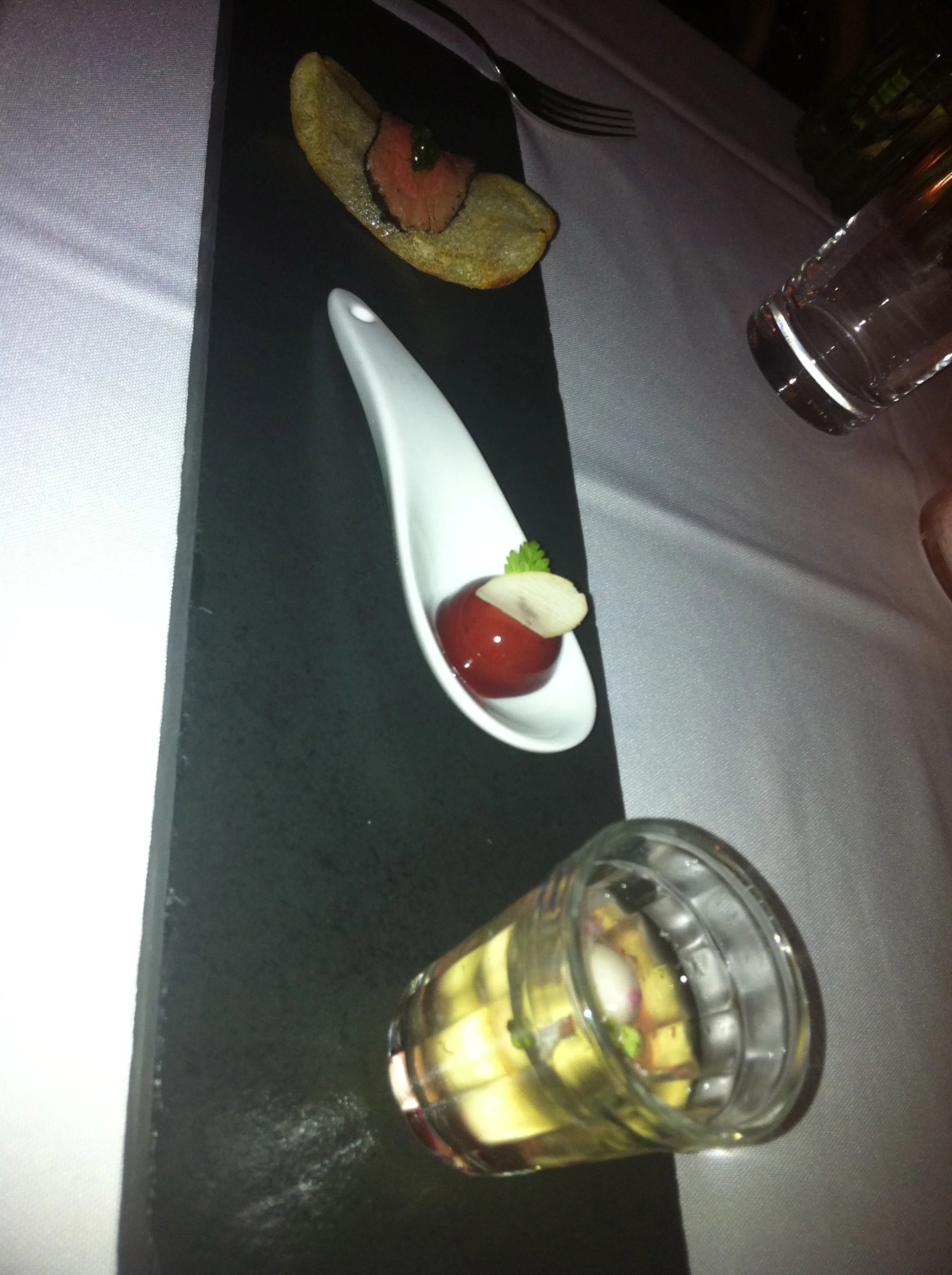 Início dos trabalhos com "tapas" pra lá de interessantes. Os melhores são os dois primeiros de baixo para cima: Consomê de tomates com mini-esferas de burrata (minha primeira experiência com a gastronomia molecular!) e Bombom de Fois-Gras com goiabada e capa de vinho tinto.