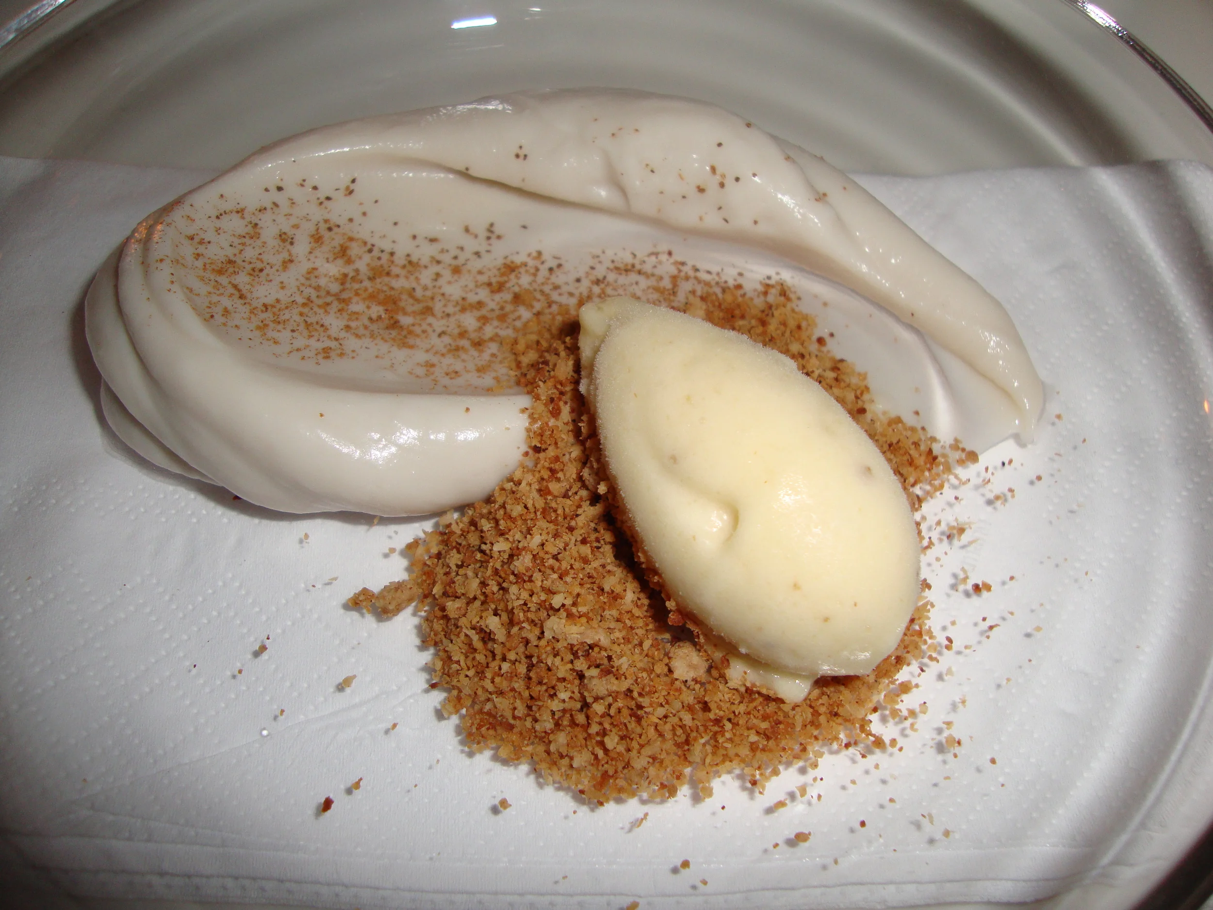 Capítulo sobremesas: Mingau de Licuri com farofa de Licuri e Sorbet de Banana. Fiquei um pouco decepcionada, pois esperava provar o ninho de mandioquinha, a releitura de "Rei Alberto" ou o Flan de Queijo da Canastra, que tinham saído na capa de uma revista de Gastronomia no mesmo mês... Esta sobremesa é simples, lembra um pouco comida de criança. Boa, serviu pra conhecer o Licuri, mas eu não comeria de novo.