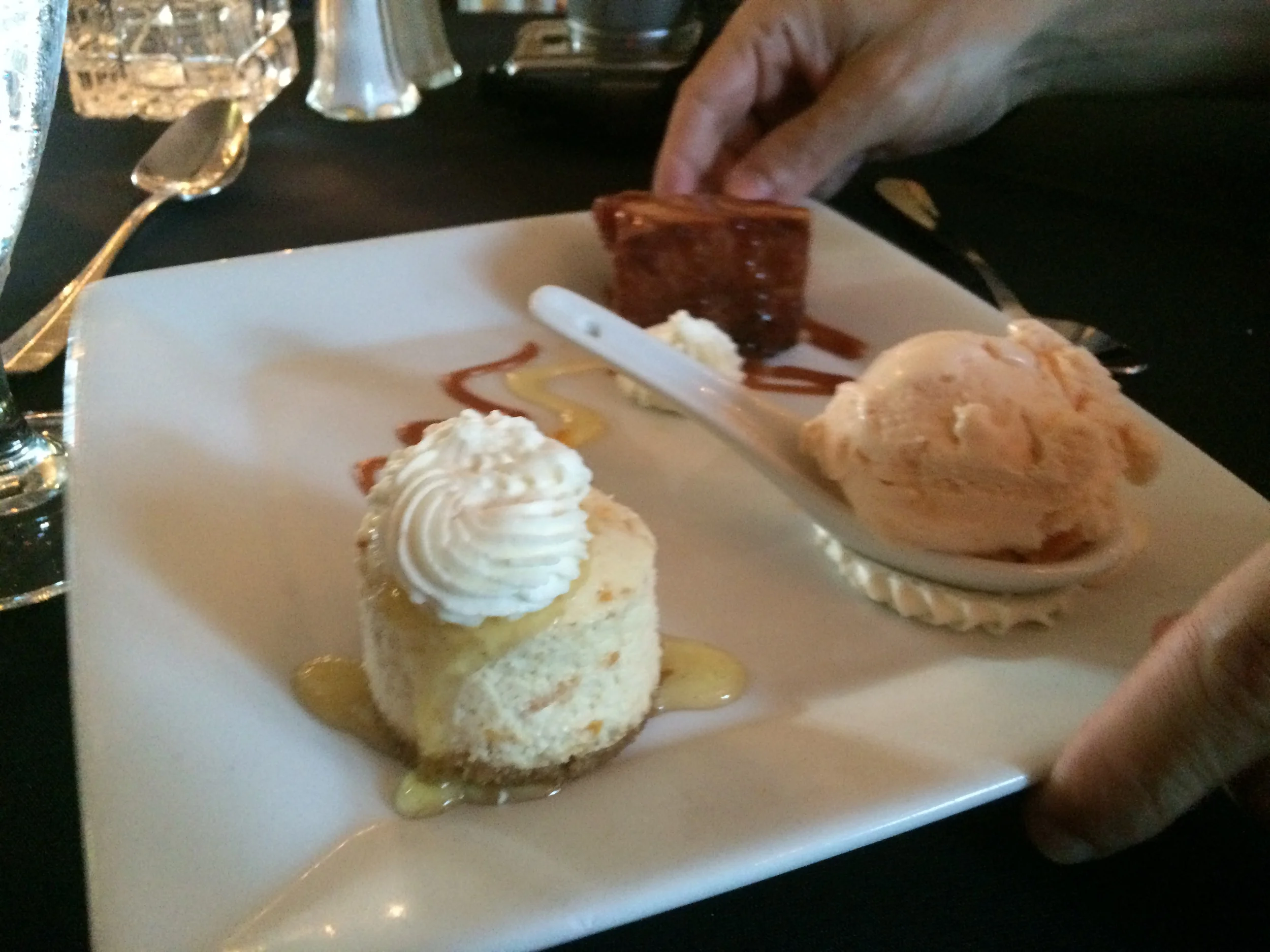 Peach Trio: Mini-Cheesecake, sorvete e Pudim de pão com Pêssego frito. Dividimos e gostamos. 