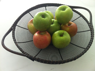 Maçãs Granny Smith (verdes) e Fuji. As mais ácidas e firmes são ideais para fazer tortas e bolos. 
