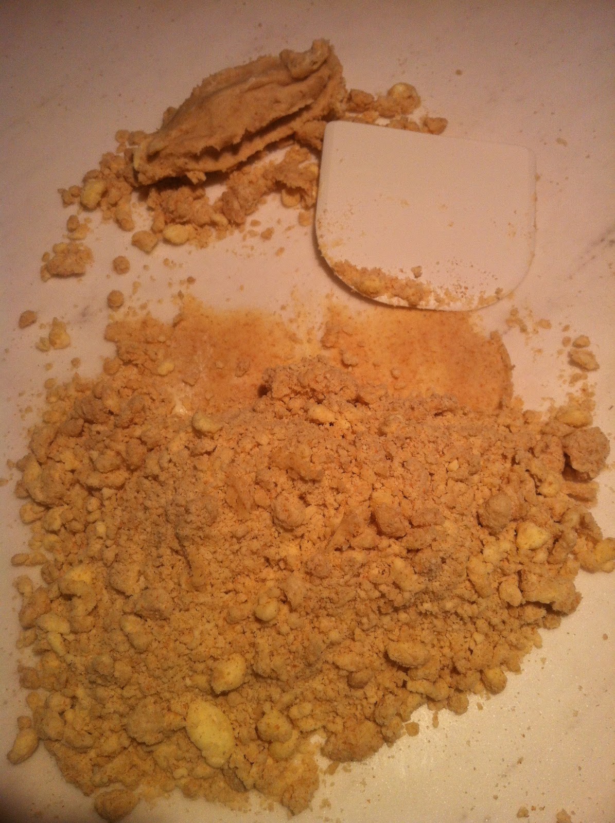 Depois, é só fresar a massa, ou seja, espremê-la contra a superfície riscando-a de modo a unir os ingredientes sem muito trabalho mecânico.