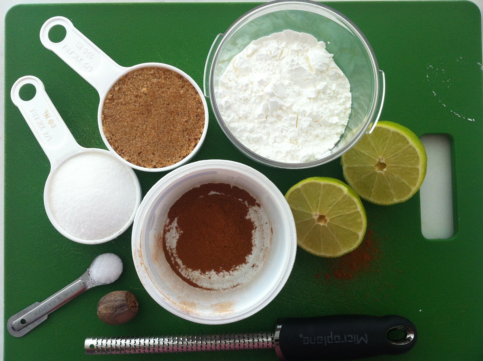 É importante que você comece a receita somente depois de ter todos os ingredientes separados e pesados. No caso do suco de limão, deixe para expremê-los mais próximo do uso, pra que o suco não fique amargo.