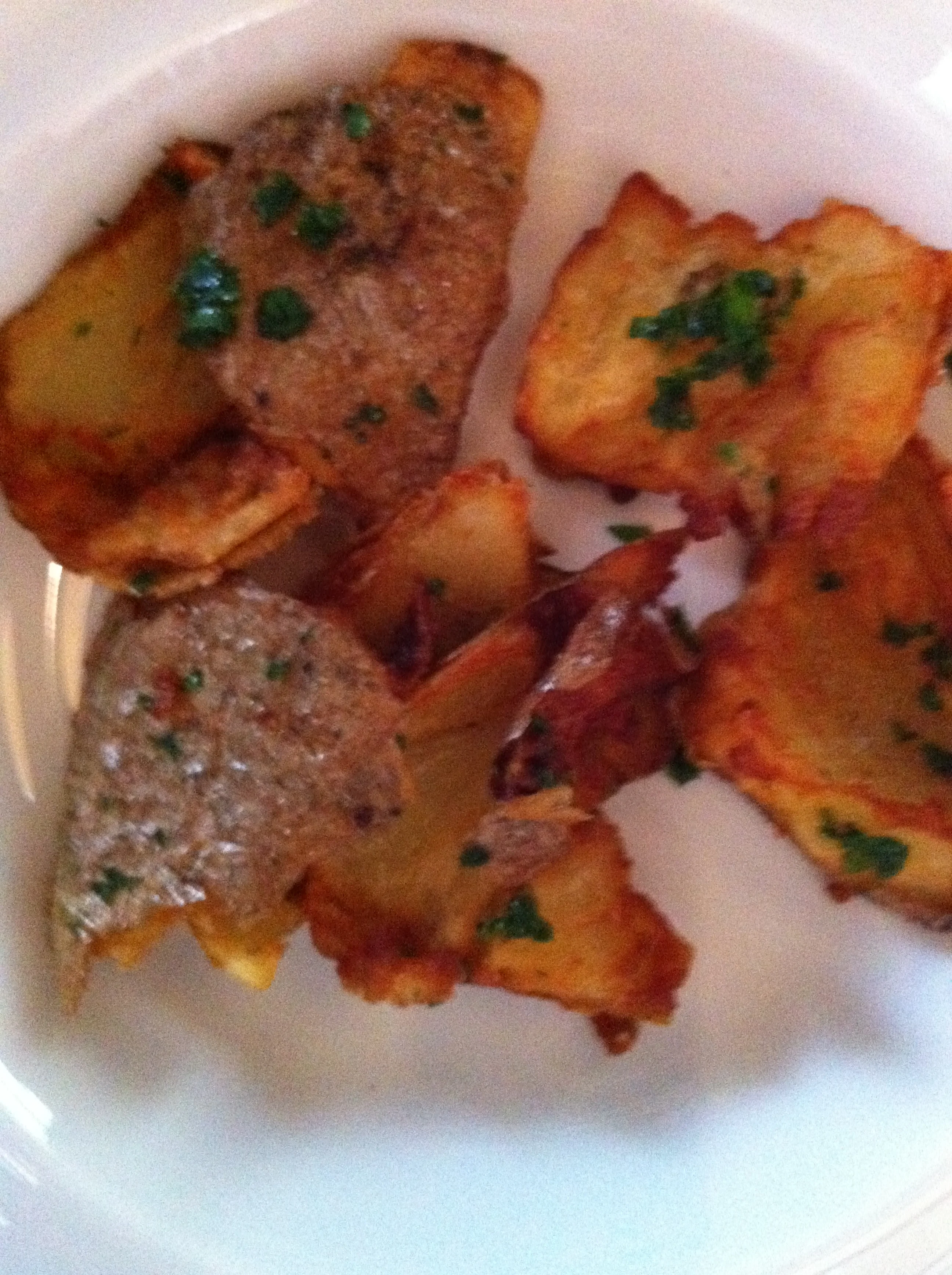 As batatas fritas mais gostosas que comi, em muito tempo. Só perdem para as que a minha avó fazia. Nunca consegui fazer igual e não encontrei nada parecido até hoje. Estas foram cozidas, rasgadas e fritas por imersão, finalizadas com flor de sal. 