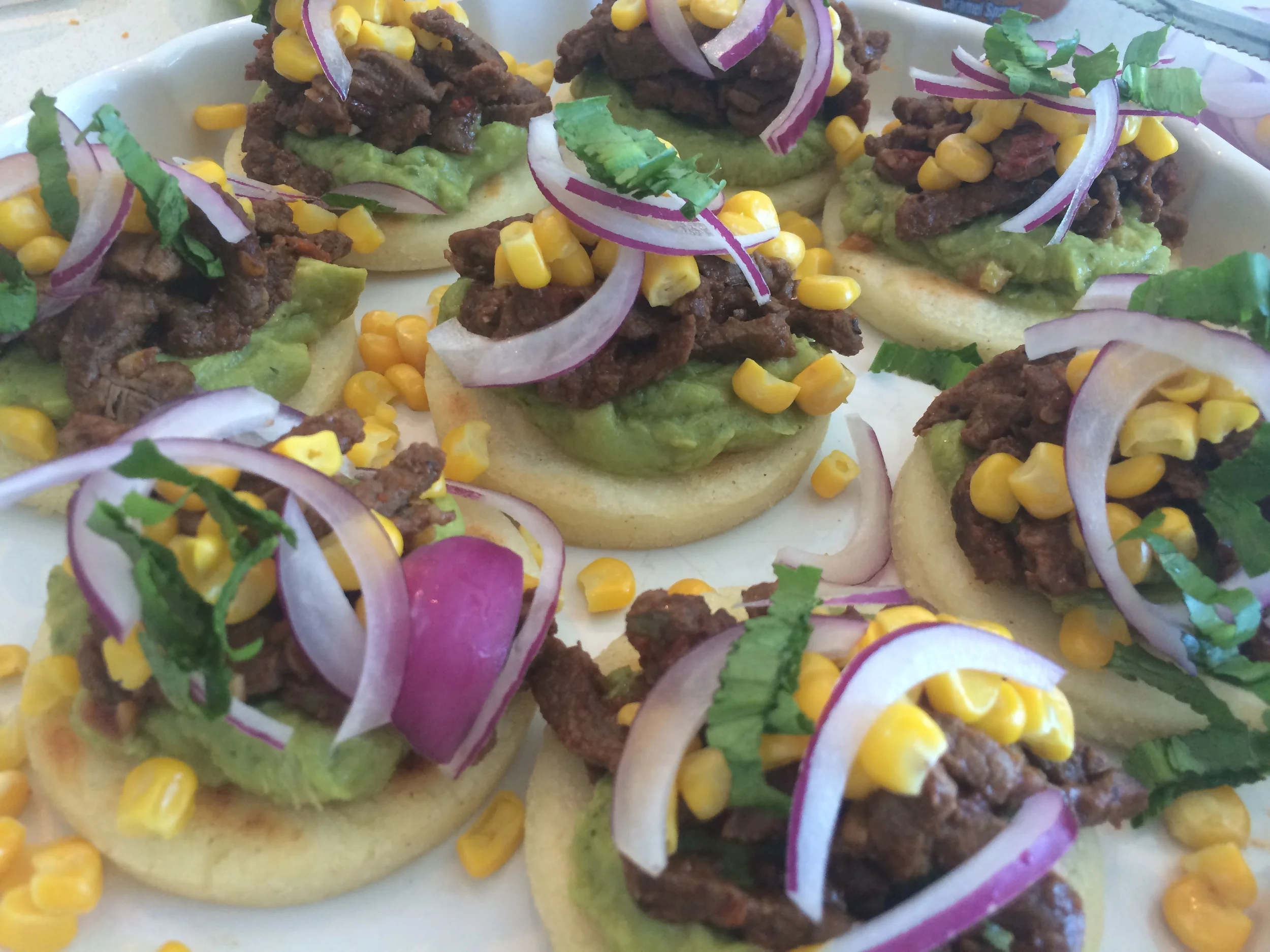 Prontas pra servir, fiz as arepas com tamanho reduzido pra petiscar. 