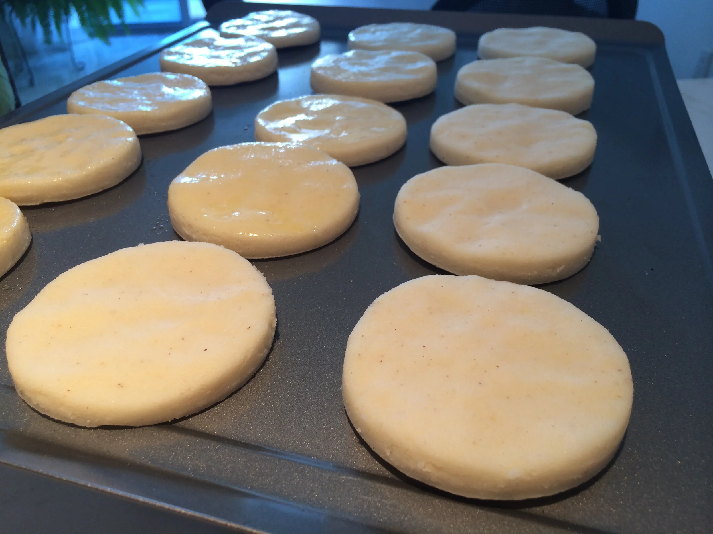 Usando um cortador de biscoitos de aproximadamente 10 cm de diâmetro, corte as arepas. 