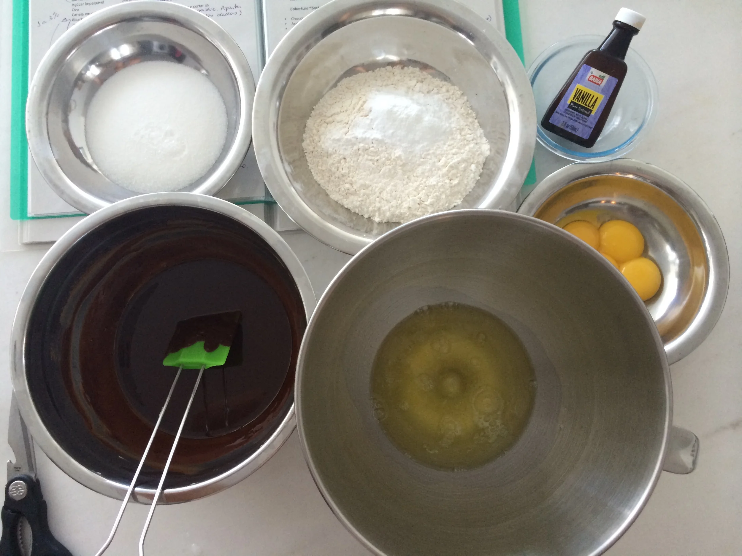 Separe e pese todos os ingredientes. Aqui, o chocolate já foi derretido, em banho maria, junto com a manteiga.
