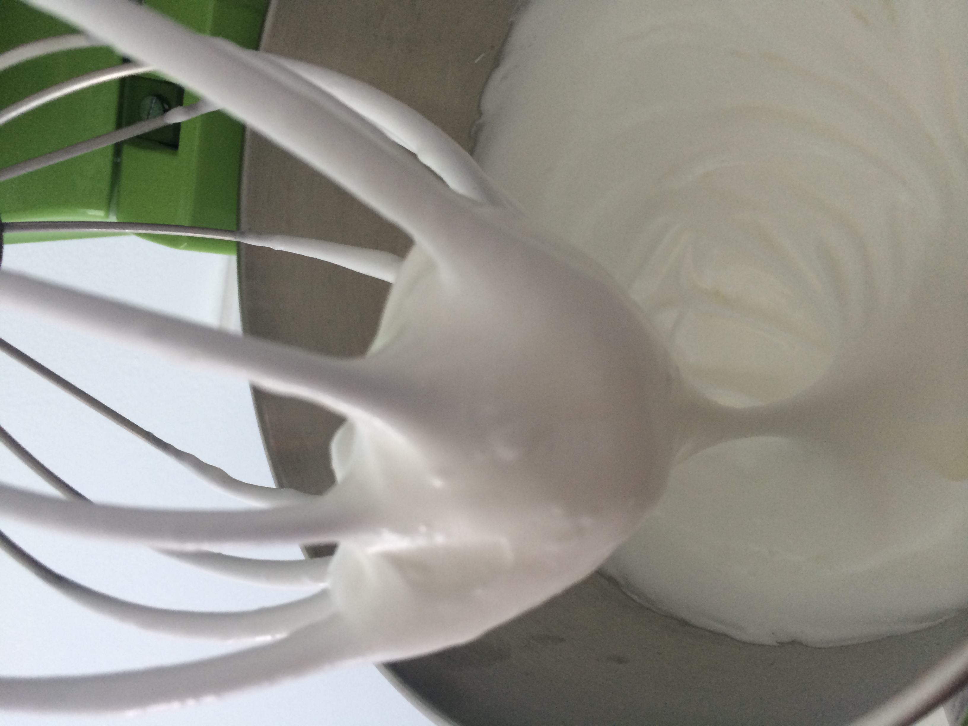 Bata as claras, com o açúcar refinado, até o ponto de merengue.
