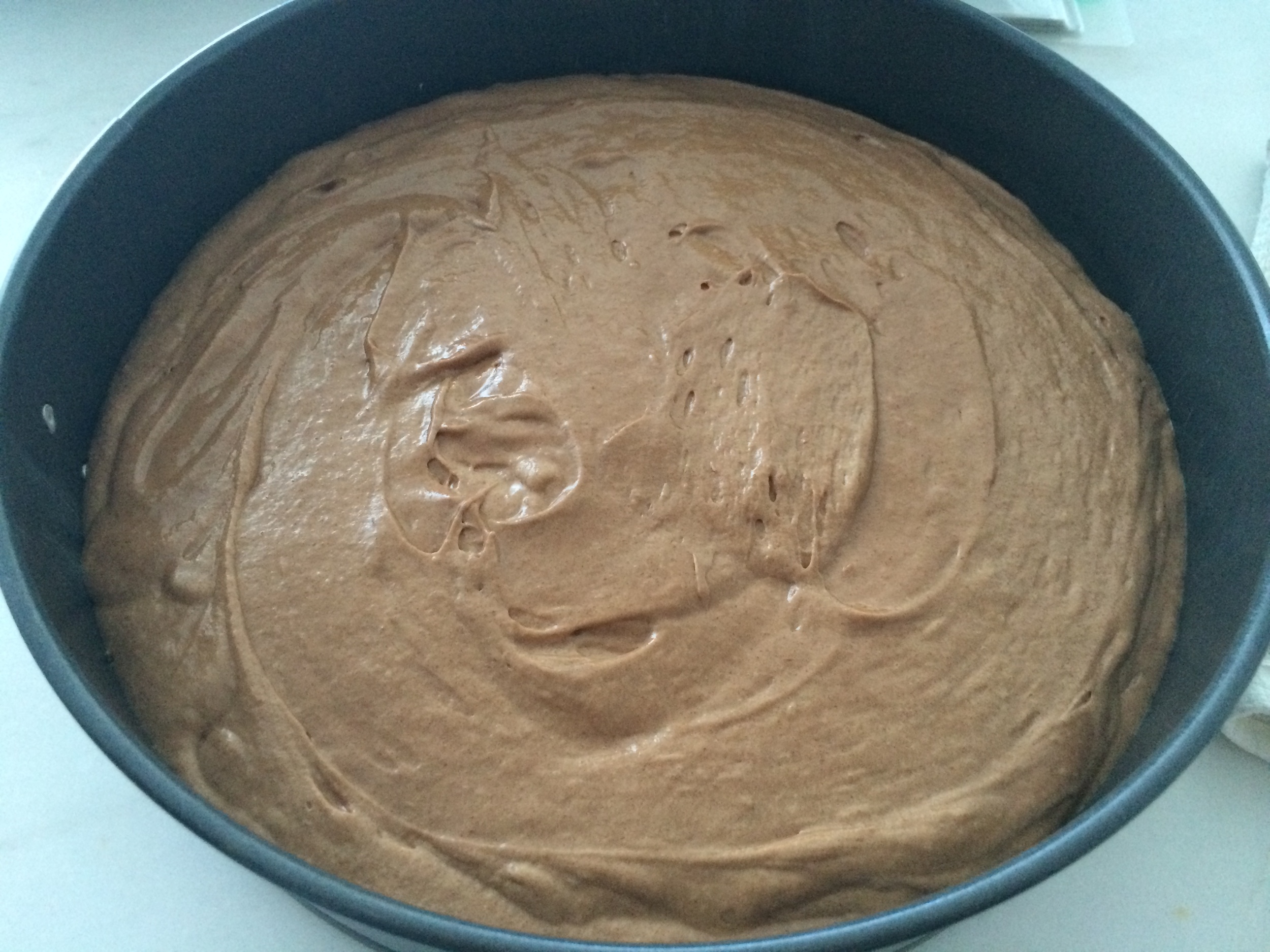 Verta a massa na forma untada, nivele-a e leve ao forno por 180 graus, por aproximadamente 25 minutos.