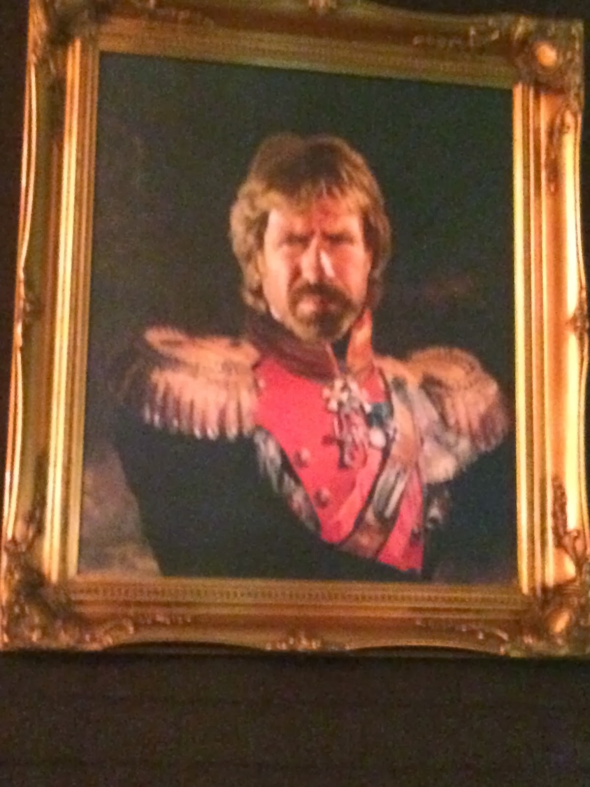 O mais divertido na decoração do lugar são três quadros, com retratos de Bruce Lee, Chuck Norris e Keith Richards vestidos com uniformes militares antigos. Muito bacana!