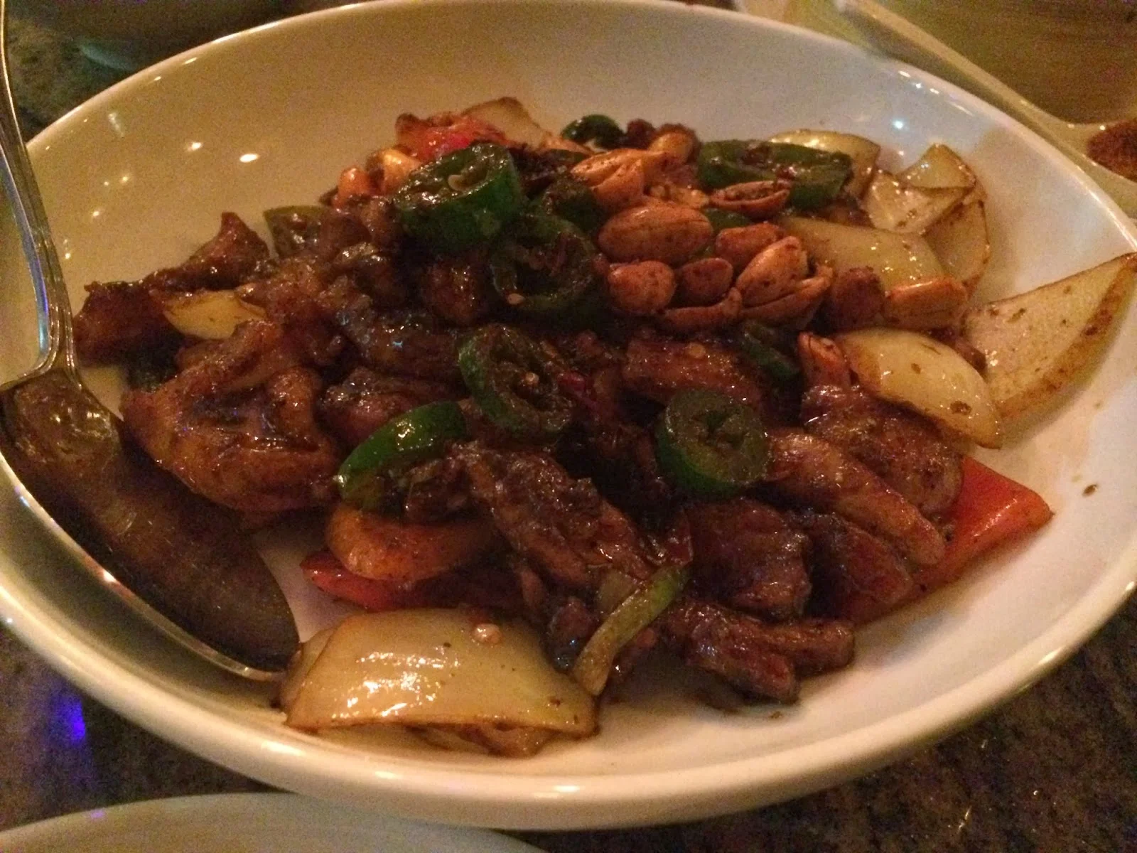Gong Bao Rabbit, roasted fresh chili peanut and Jalapeño Sichuan pepper: Coelho salteado com vegetais, pimenta, amendoin, jalapenho e pimenta de Shichuan. Esse é pra quem gosta de ter a boca em fogo! 