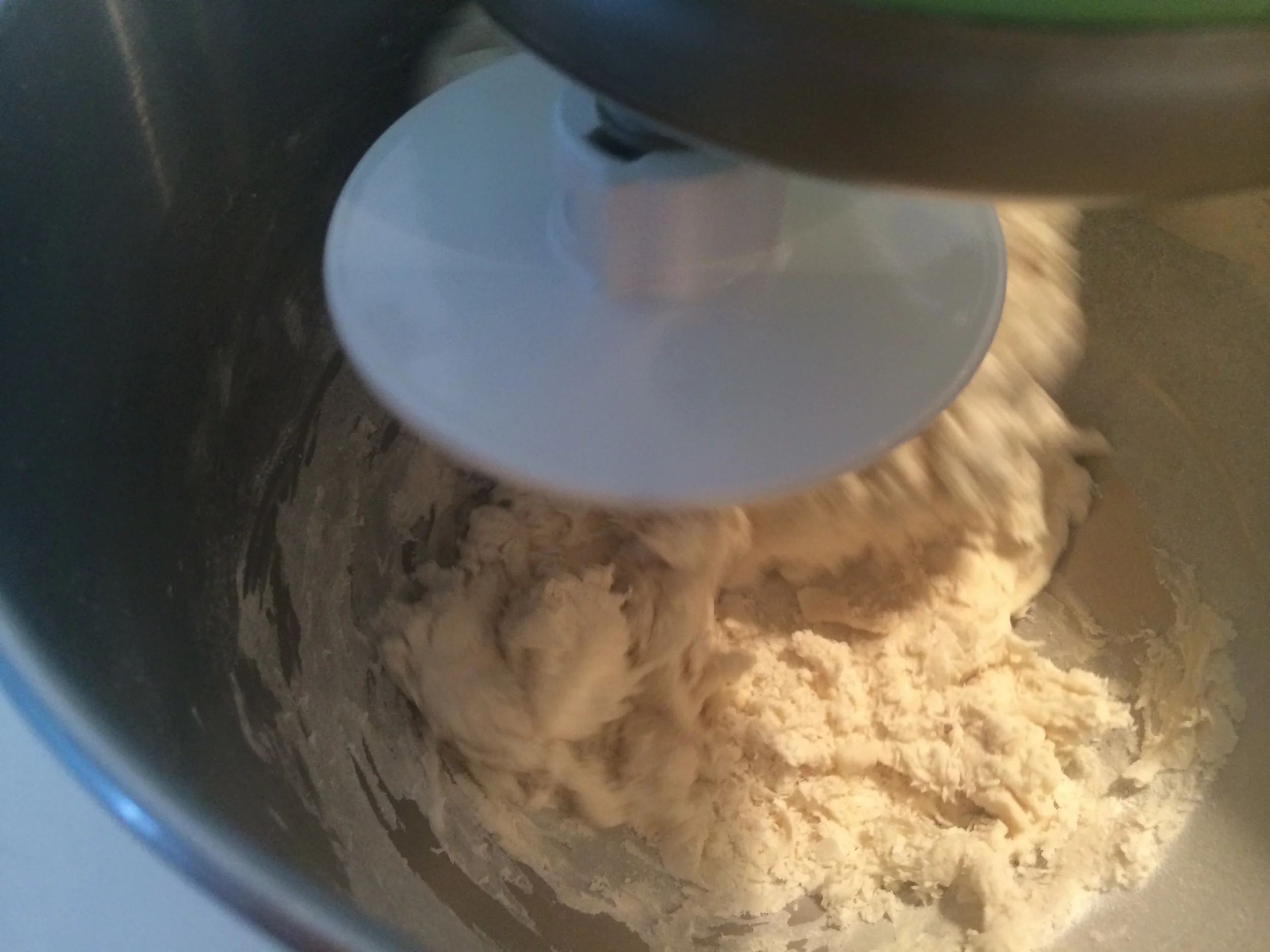 Ligue a batedeira (usando o gancho para massas pesadas) e deixe-a unir os ingredientes. Uma vez unidos - a massa estará esfarelada e seca.