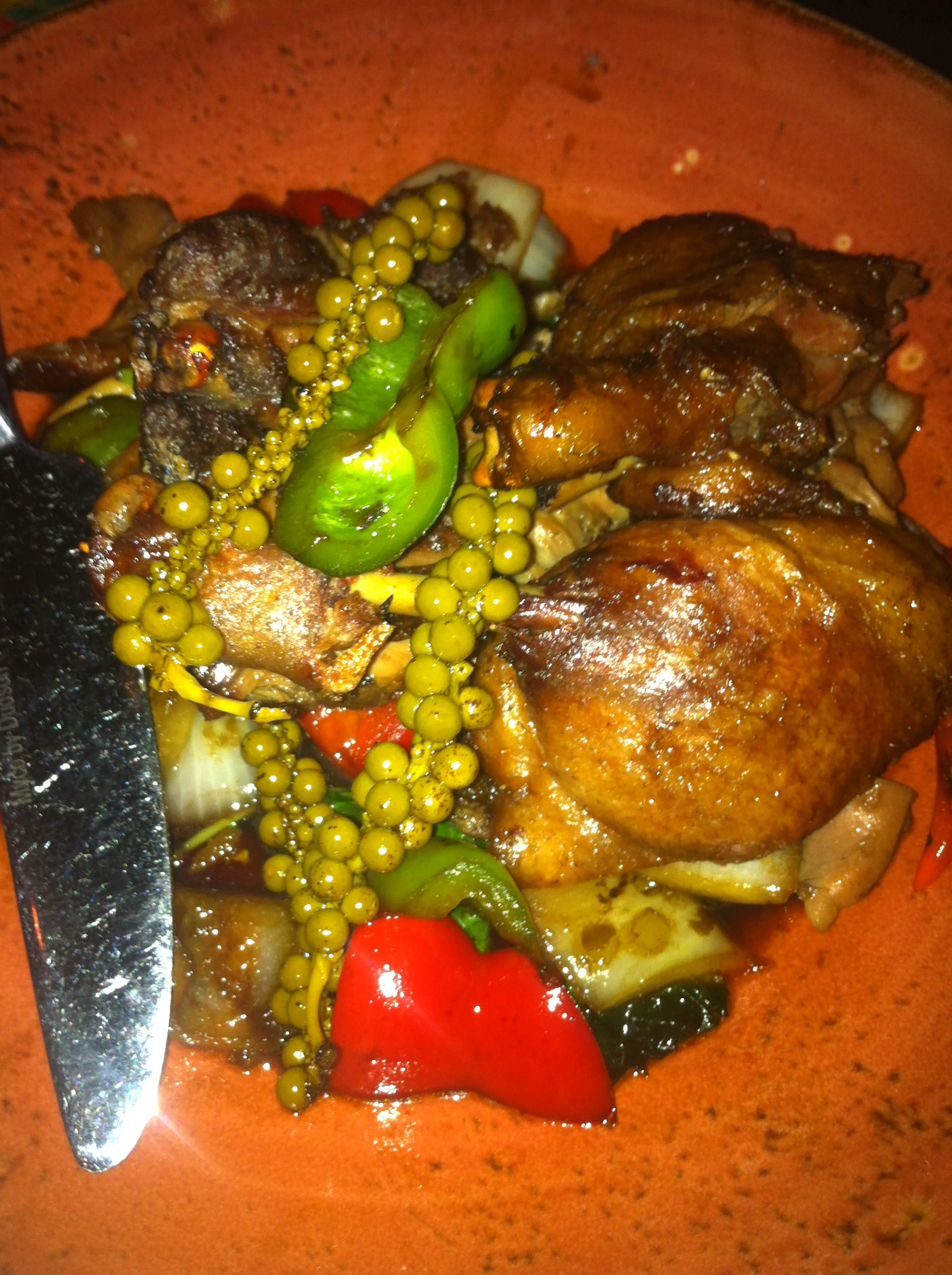 Thai Crispy Duck: Pato salteado com pimenta do reino jovem (cachos verdes), cebola branca, pimenta chilli fresca e folhas de manjericão. Servido com arroz Jasmine Thai. Nham!