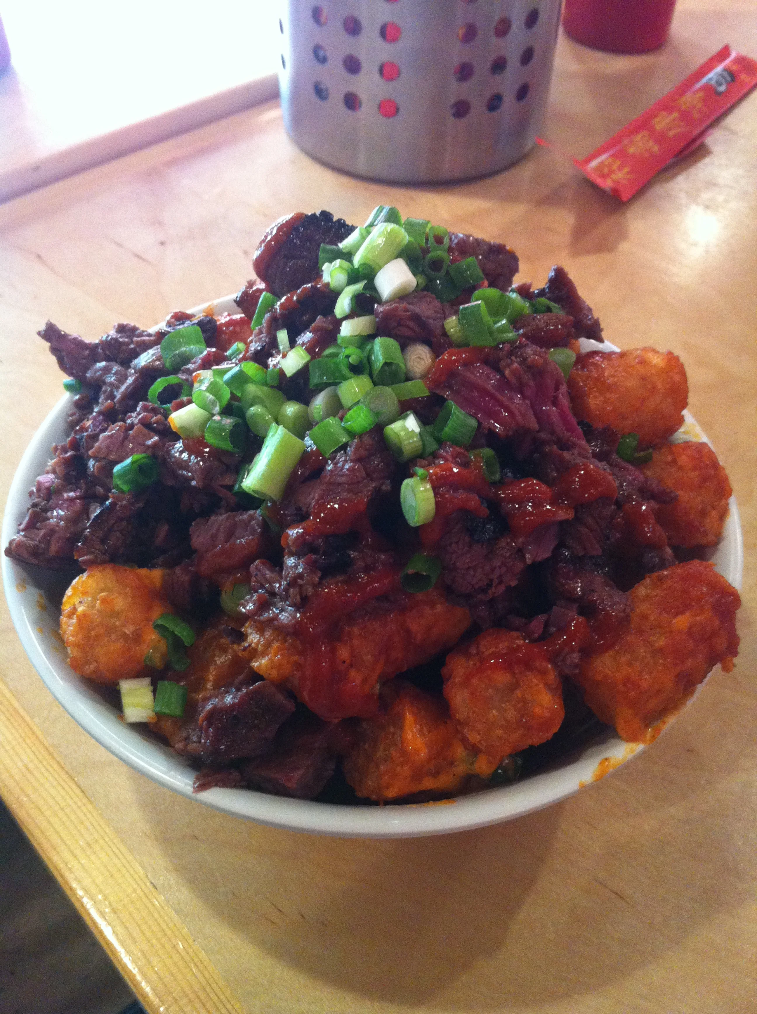 Nathan's all beef carne de porco assada longamente, desfiada em cima de Tater Tots , uns bolinhos de batada americanos muito gostosos! É como um bolinho de batata rösti.