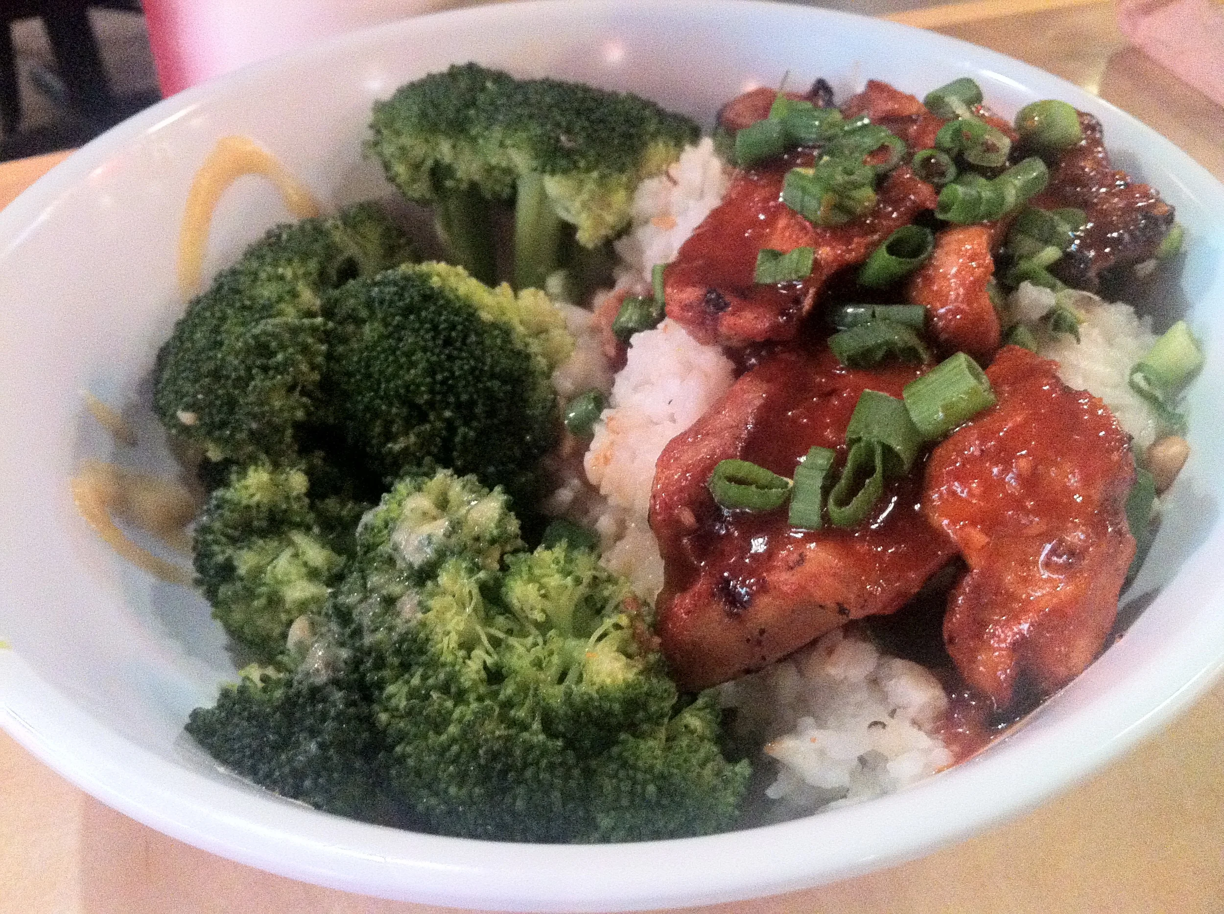 Dae Ji : Filé mignon suíno picante, butter'd broccoli, arroz thai de côco e amendoins.