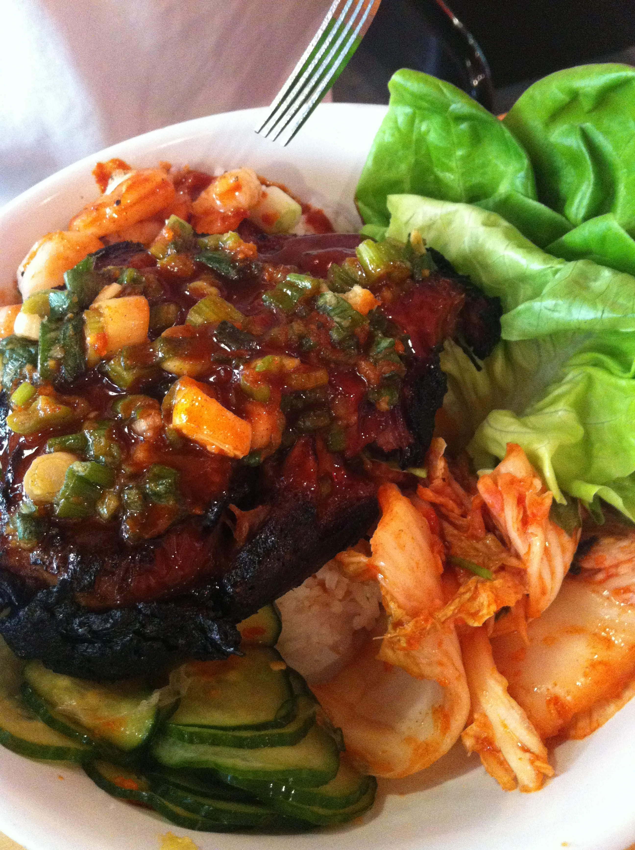 Bo Ssam : porco assado por 8 horas com molho picante, camarão grelhado, kimchi* e arroz jasmim.