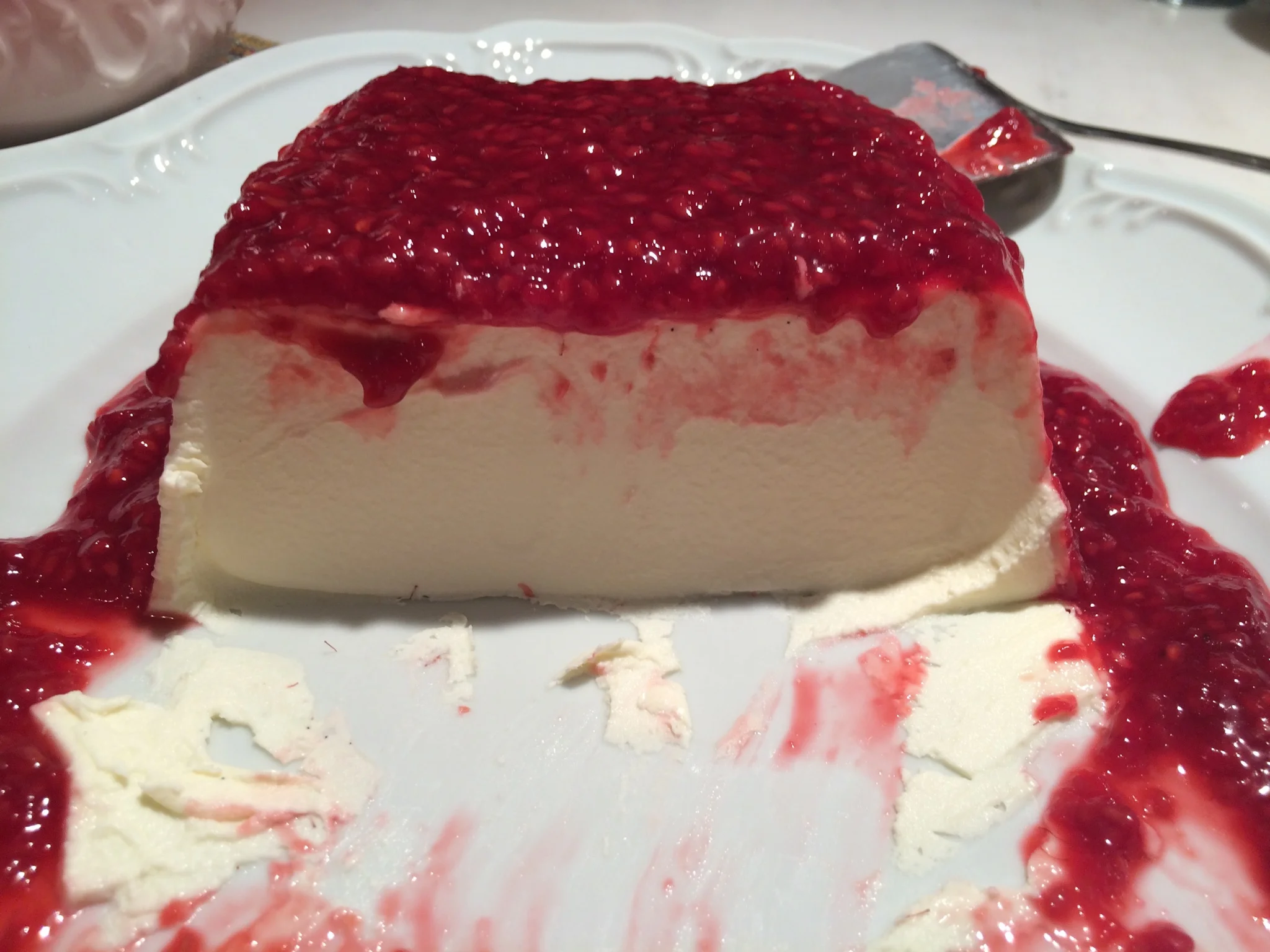 Aqui dá pra ver a textura que os 18 gramas da gelatina que usei conferiu à receita. Com a mesma gelatina, acho que dá pra reduzir uns 3 gramas pra que fique mais macia. Mas como o poder gelificante da gelatina brasileira é diferente, é melhor fazer uma primeira vez usando os 18 gramas pedidos. Daí você vê o resultado e decide se está bom. 