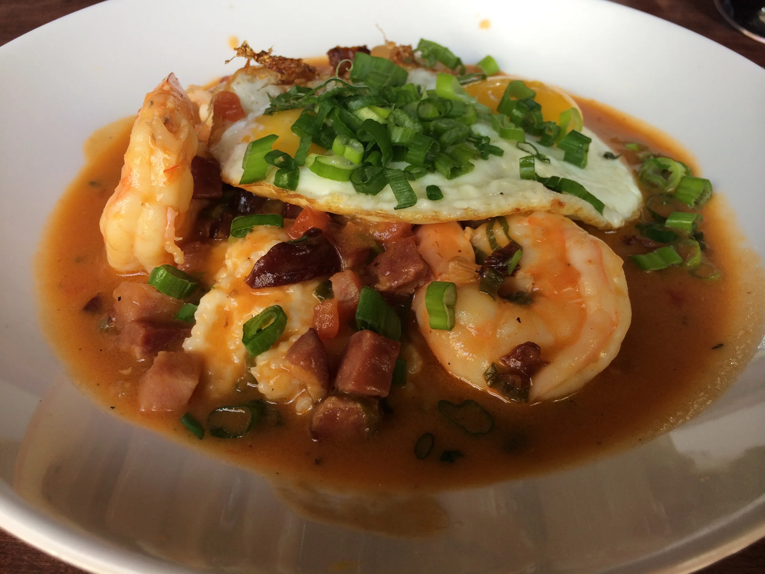 Shrimp and Grits de primeira! Feito com bacon caramelizado em Maple Syrup. 