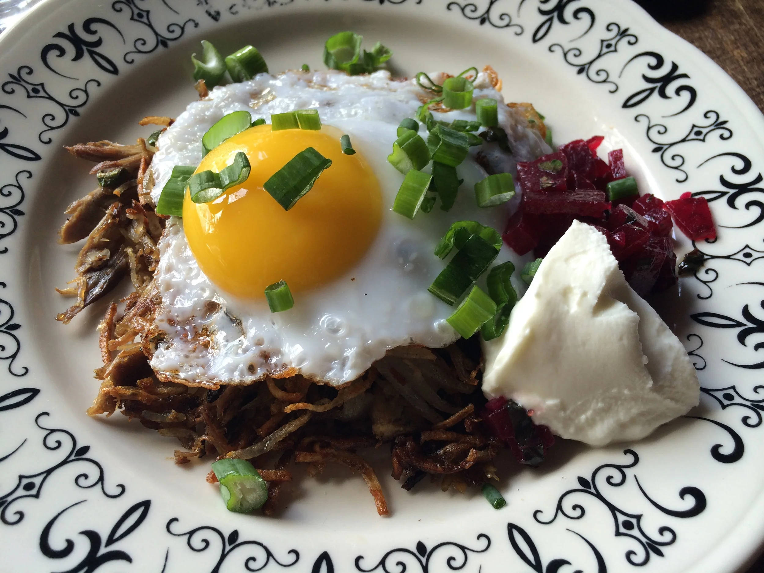 Duck Hash: Ovo de pata frito sobre mix de batatas e carne de pato chapeadas até ficarem crocantes, como numa panqueca de batatas, parecido com a Rosti.