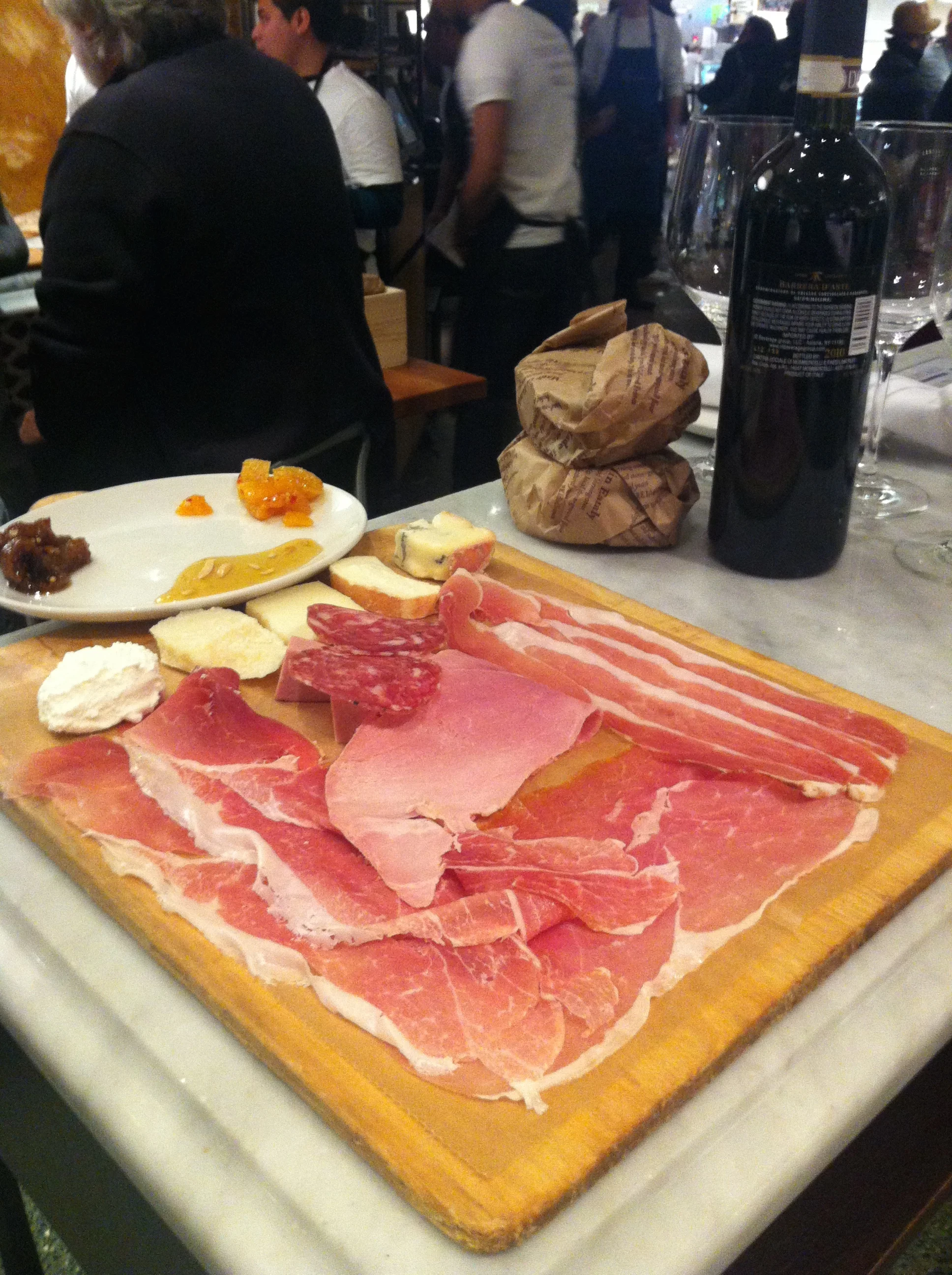 Parar pra almoçar na Salumeria e aproveitar a tábua de frios com um delicioso Barbera D'Asti ou um Prosecco Flor e deixar o tempo passar enquanto se conversa demoradamente. 