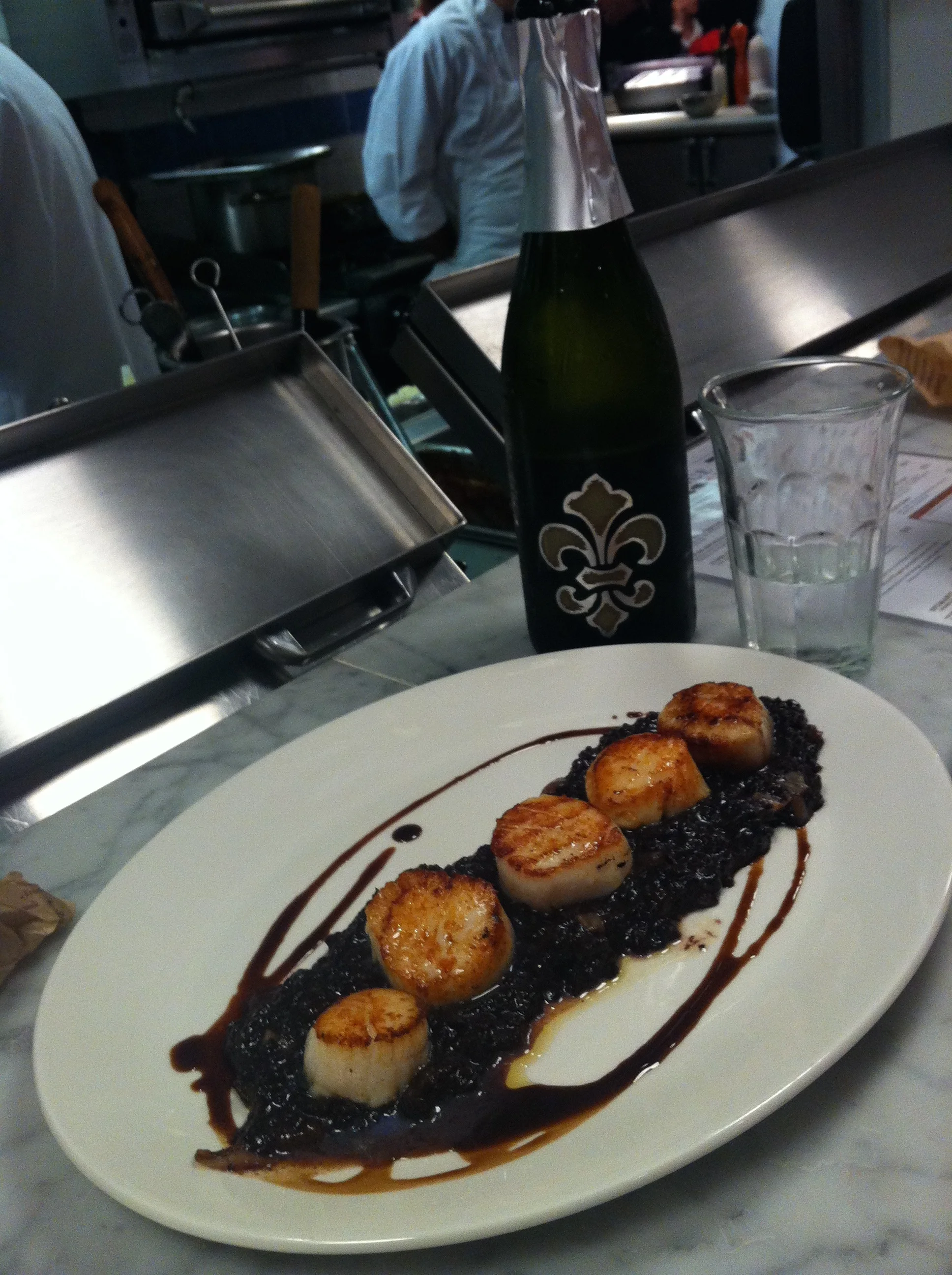 Fazer uma horinha e comer Vieiras com arroz negro (acima) no Il Pesce ou um Agnolotti (abaixo) no La Pasta, beber mais vinho e comprar várias garrafas pra levar pra casa. 