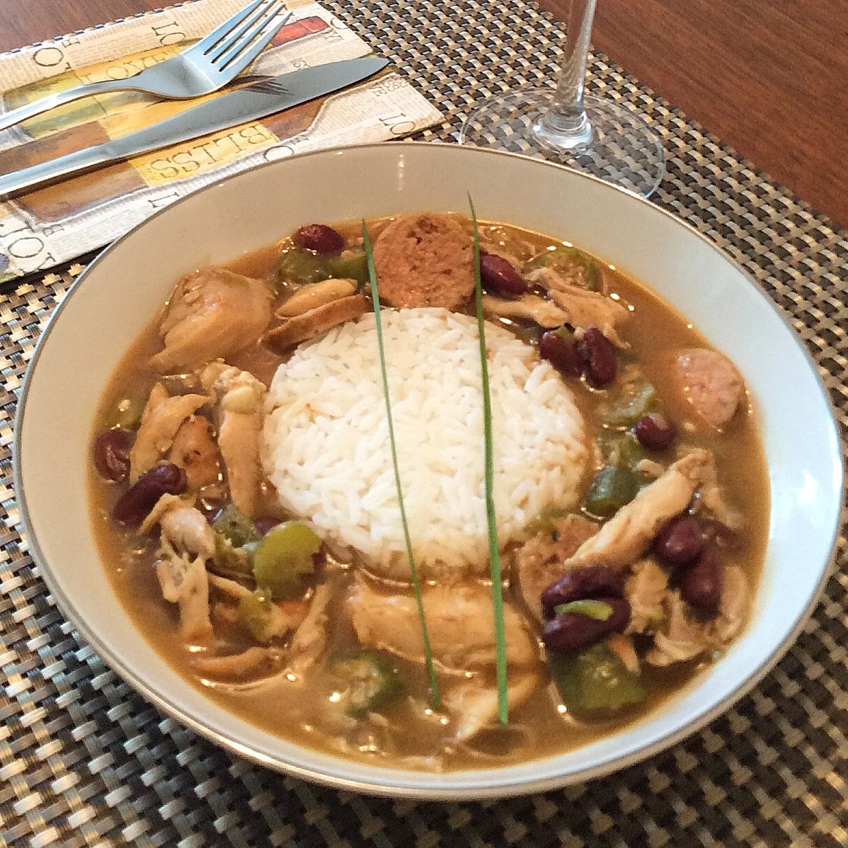 Há várias maneiras de servir o Gumbo. Por cima de quantidade generosa de arroz ou usando-o só pra fazer um charme. Aqui, o ensopado prevalece e o arroz está em quantidade suficiente pra complementar. Mas não absorve o molho todo.