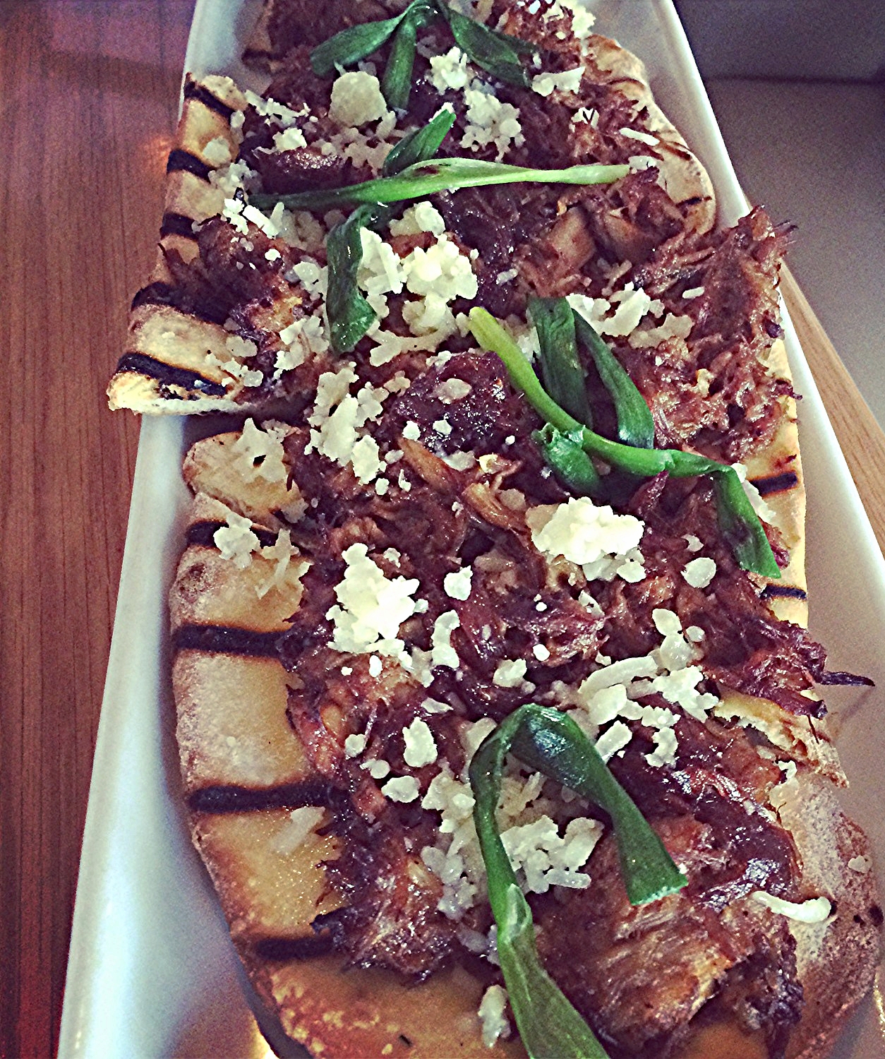 Esse é o meu favorito: Oxtail flatbread , algo como uma pizza de rabada. Pense que dá vontade de esfregar na cara de tão bom?
