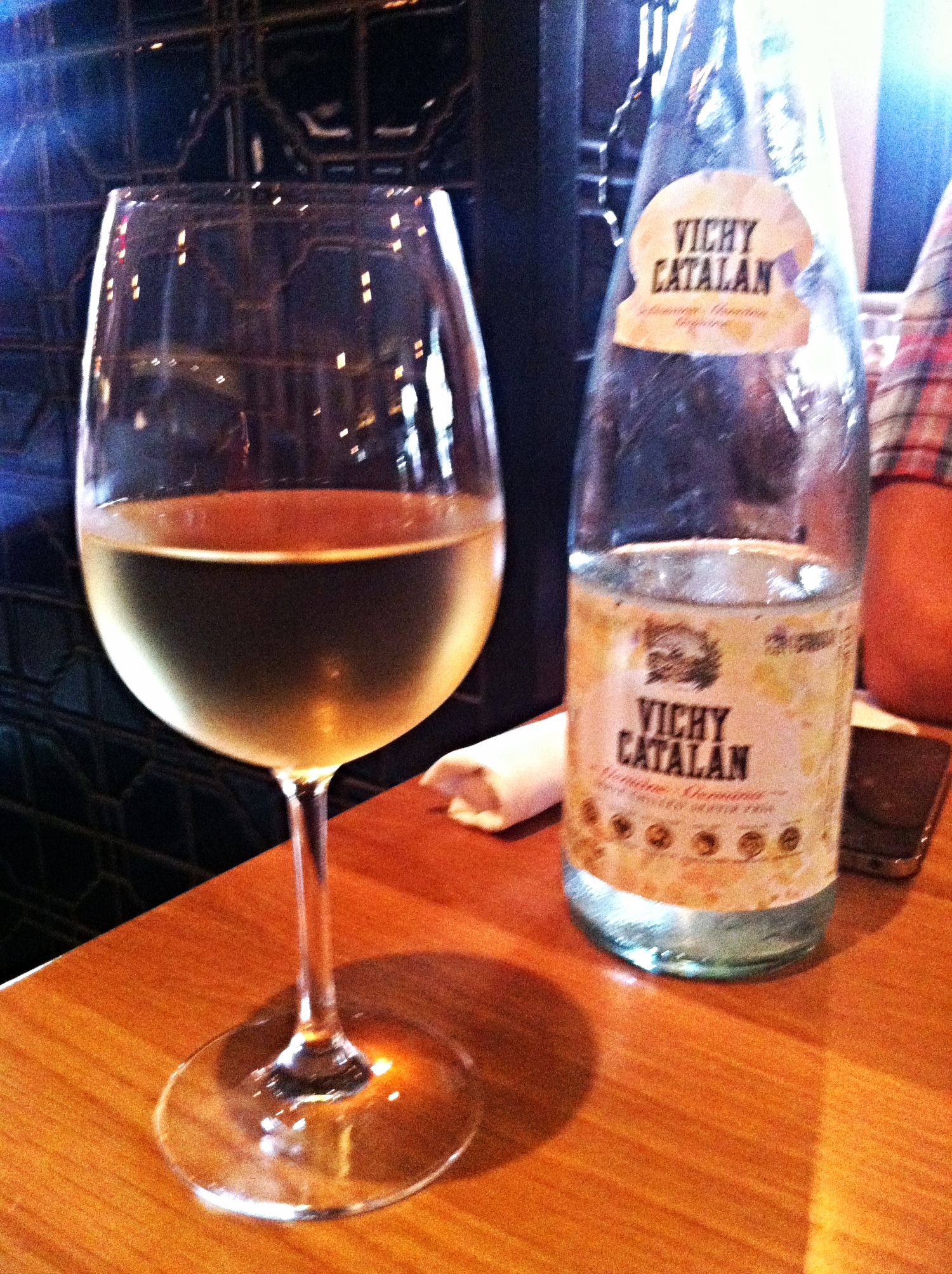 Toda vez que vamos ao restaurante iniciamos os trabalhos pedindo uma Vichy Catalan . Pra quem gosta de água com gás, é uma pedida incrível! Ela é meio salgadinha e com muito gás. Diferente de todas as águas que você já deve ter tomado.