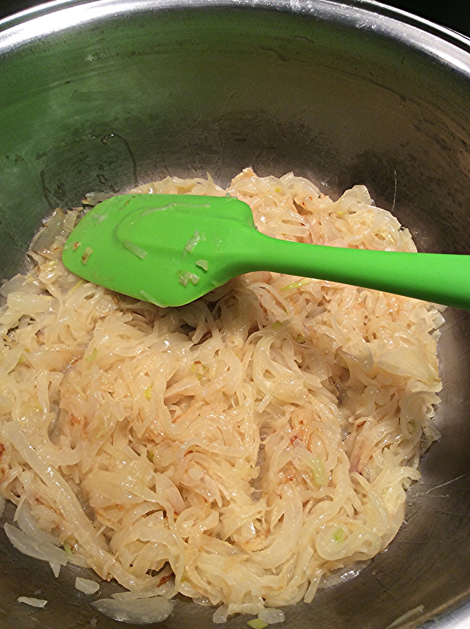 Mexa constantemente as cebolas, para que elas não queimem. O que queremos é caramelizá-las e deixá-las doces, não queimá-las e deixá-las amargas.