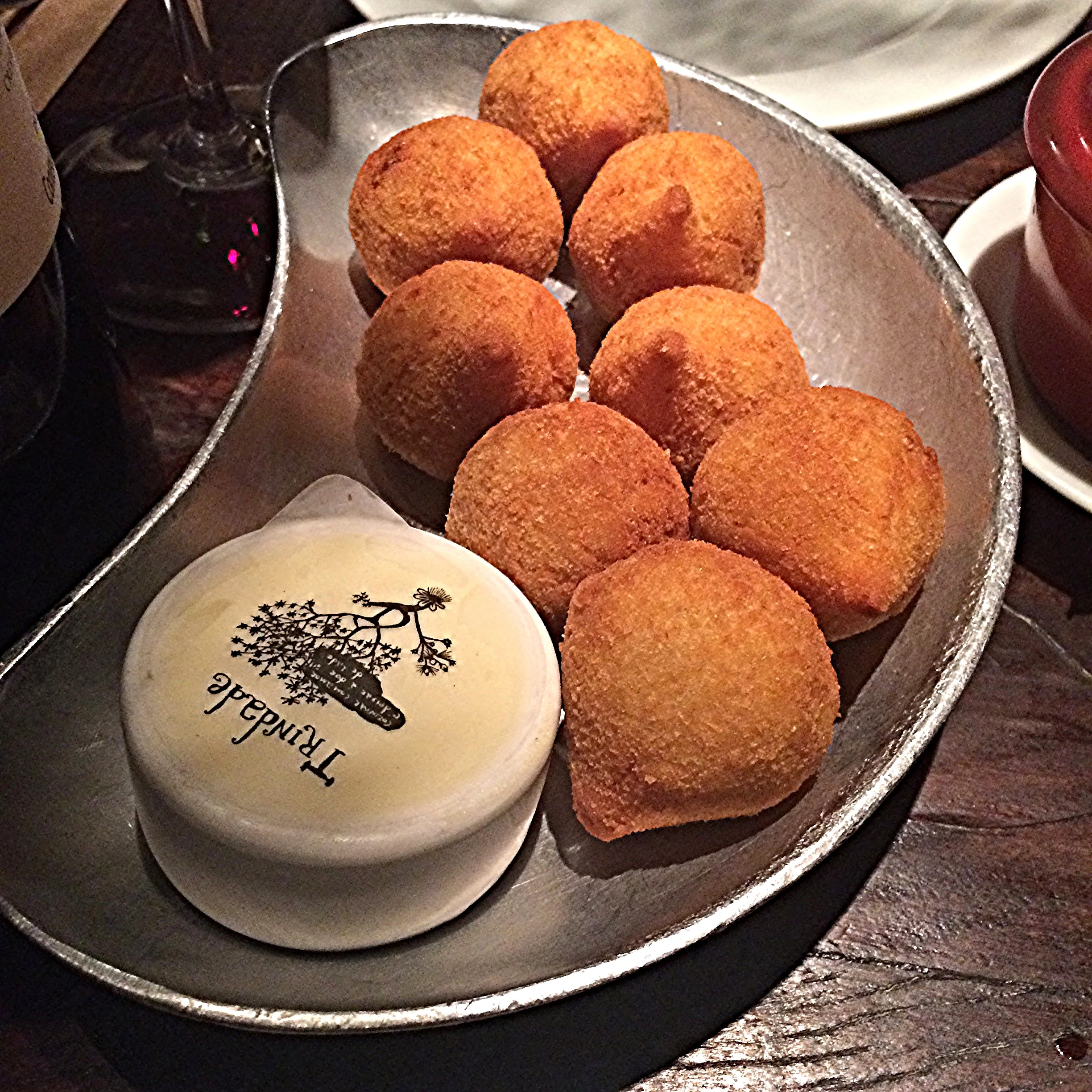 Começamos com uma porção de coxinhas de rabada. Acompanha um potinho de catupiry pra você lambuzar o petisco, se quiser! 