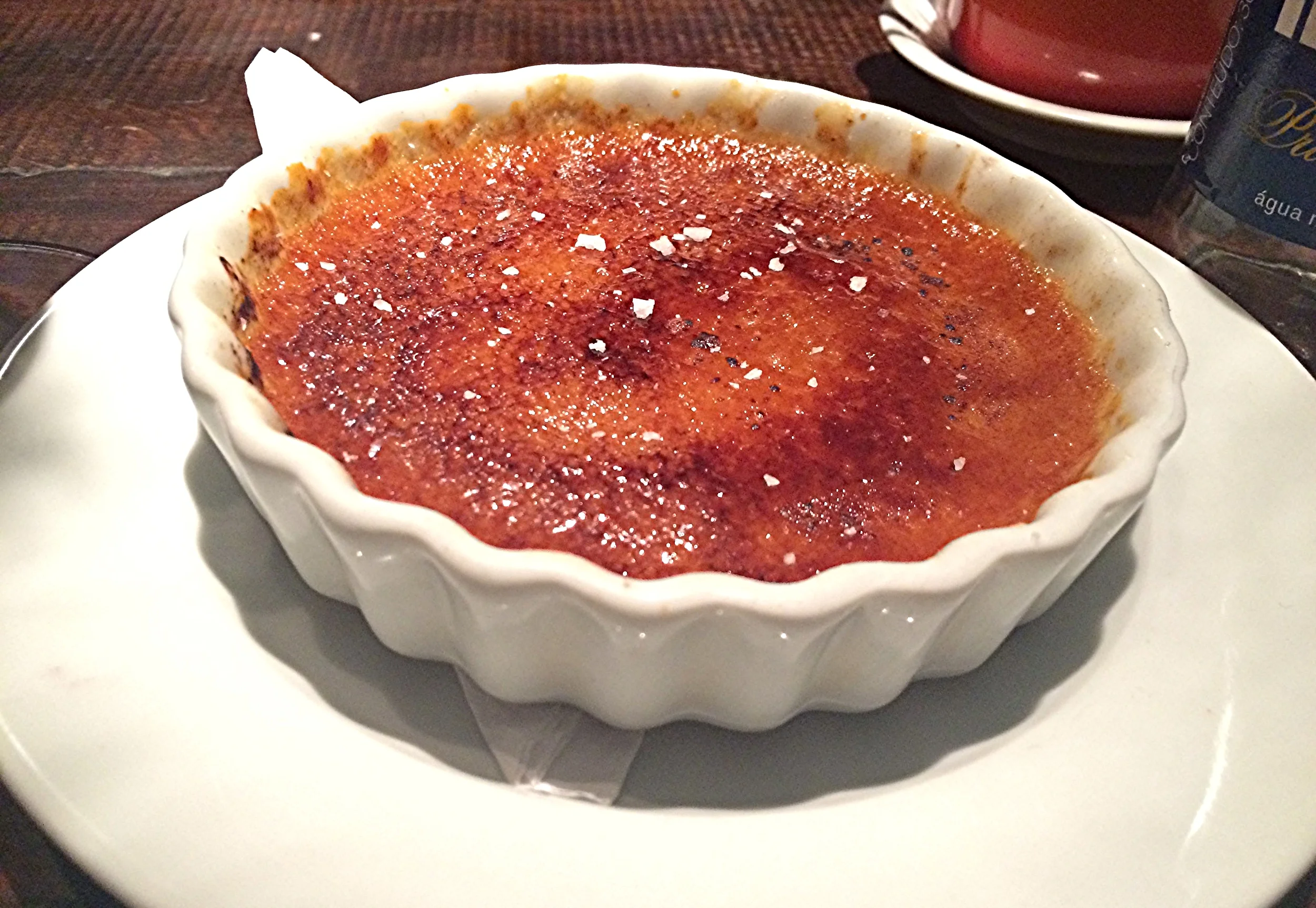 Créme Brulée de doce de leite com cristais de sal. Deu vontade de pular de ponta e passar no corpo todo de tão bom?
