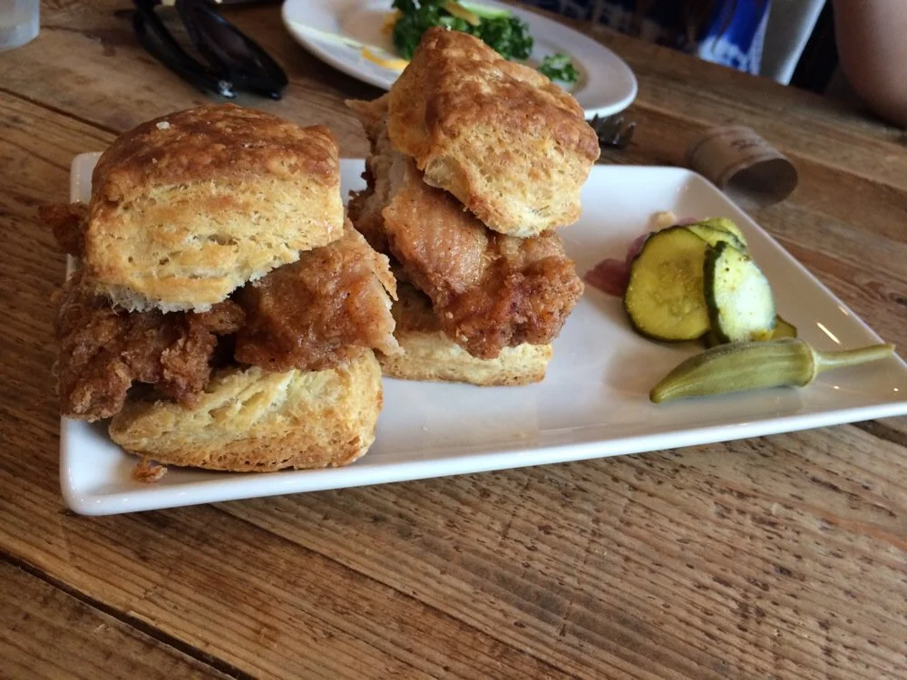 Chicken biscuits: frango frito e os pãezinhos deliciosos do sul. Foto: http://s3-media4.fl.yelpcdn.com/bphoto/_EOxCM8jU3LVwciZ4Gwxgw/o.jpg