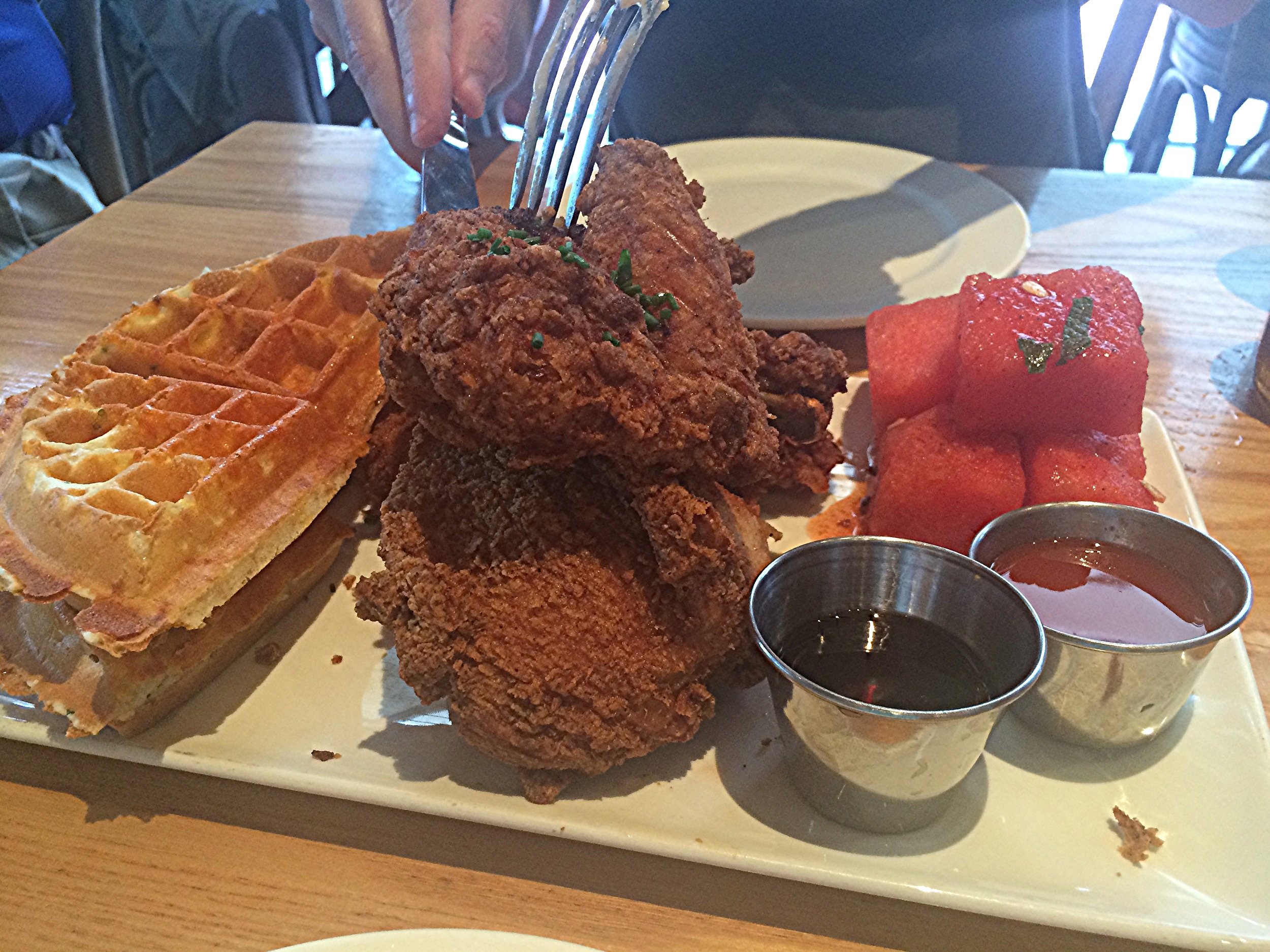 Chicken & Waffles & Watermellon : Por mais estranho que possa parecer, a combinação de frango frito, waffles , maple syrup e melancia é bem gostosa! Crocância, maciez e suculência, aliados aos sabores salgado, doce, apimentado, além do frescor que a melancia traz. Só provando!
